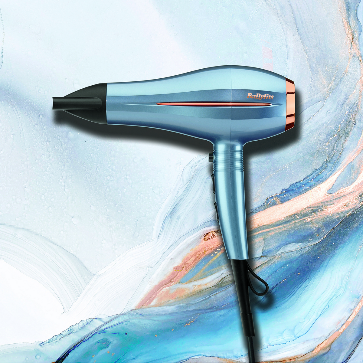 Un asciugacapelli Babyliss blu e rame su uno sfondo a motivi blu e bianchi. L'asciugacapelli è rivolto verso l'osservatore.