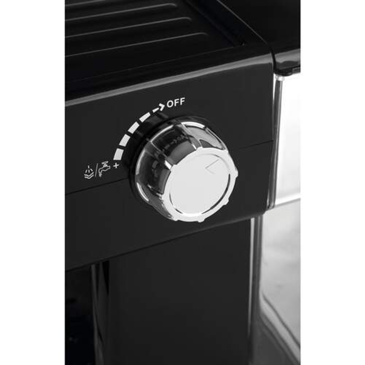 Primer plano de un dial de cafetera negra. El dial está en 'OFF'.