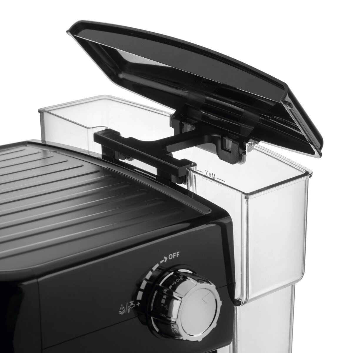 Cafetera espresso negra y acero inoxidable con tapa de depósito de agua abierta sobre fondo blanco.