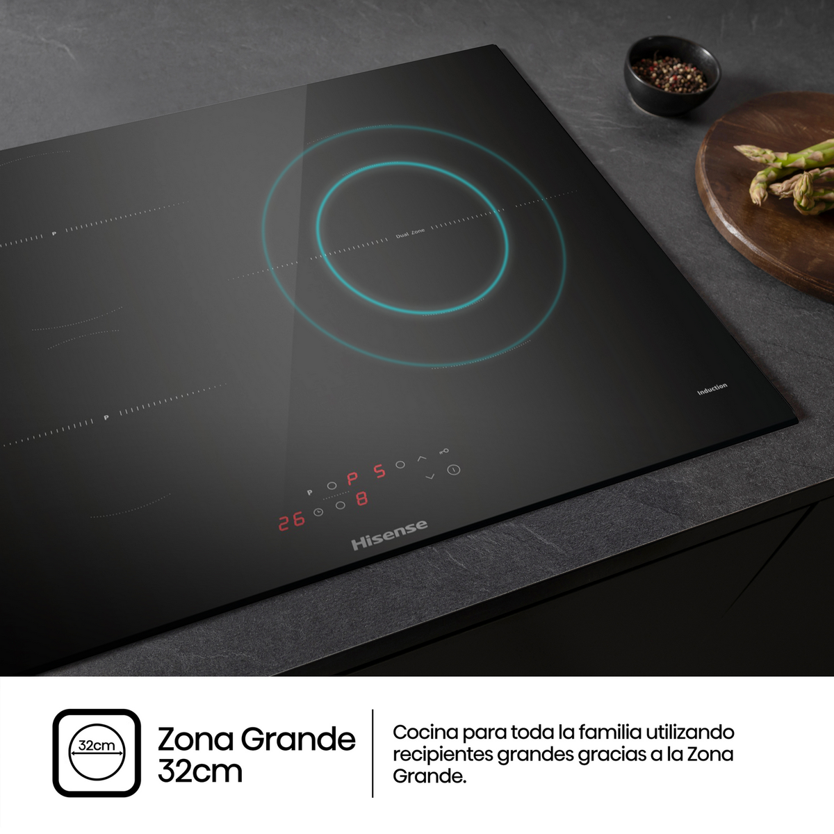 Dentro de un refrigerador: alimentos en estantes, incluyendo una sandía.