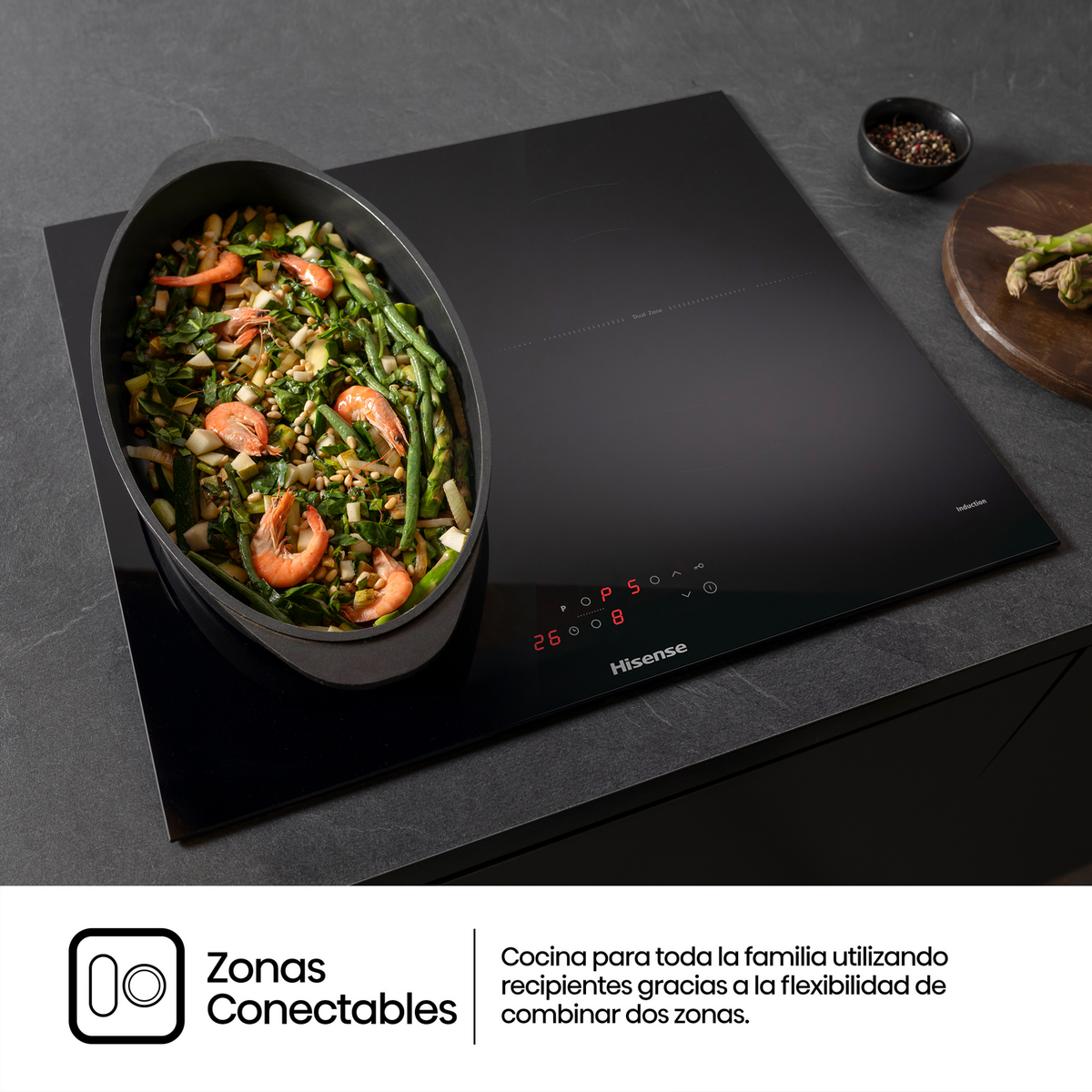 Placa de inducción negra con comida en una sartén.