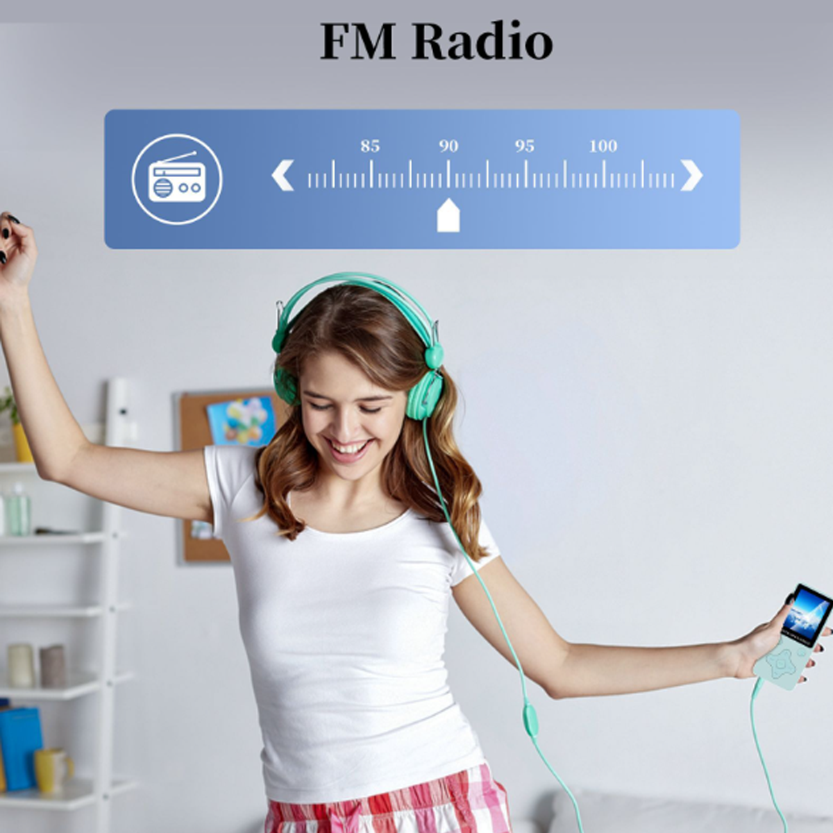 Frau tanzt mit Player und Kopfhörern. FM-Radio-Symbol ist oben.