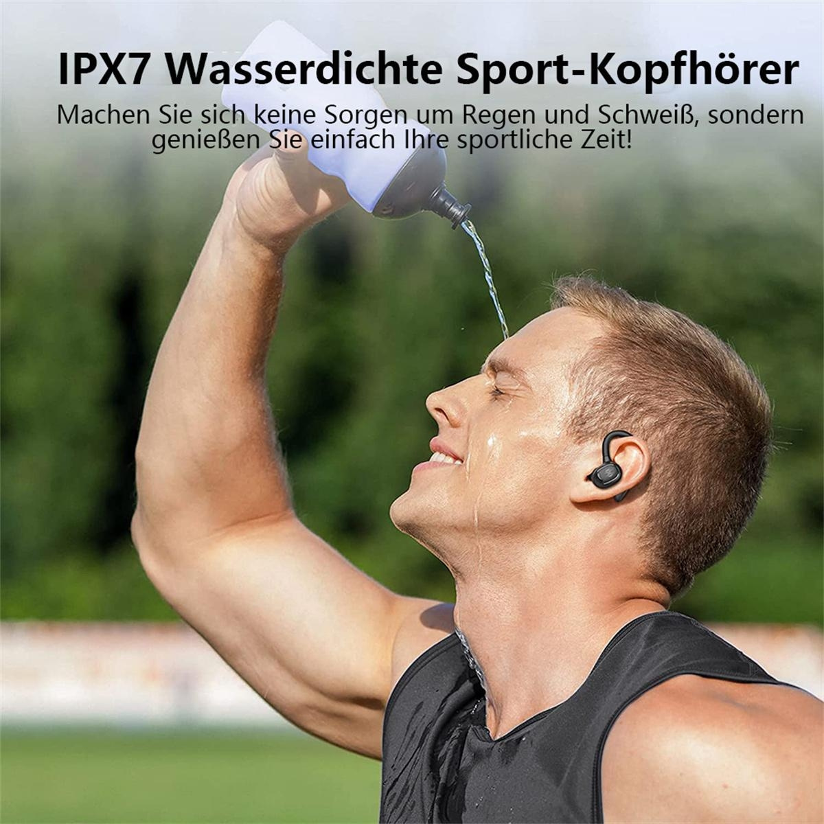 Ein Mann gießt Wasser aus einer Flasche über seinen Kopf, während er Ohrhörer trägt.