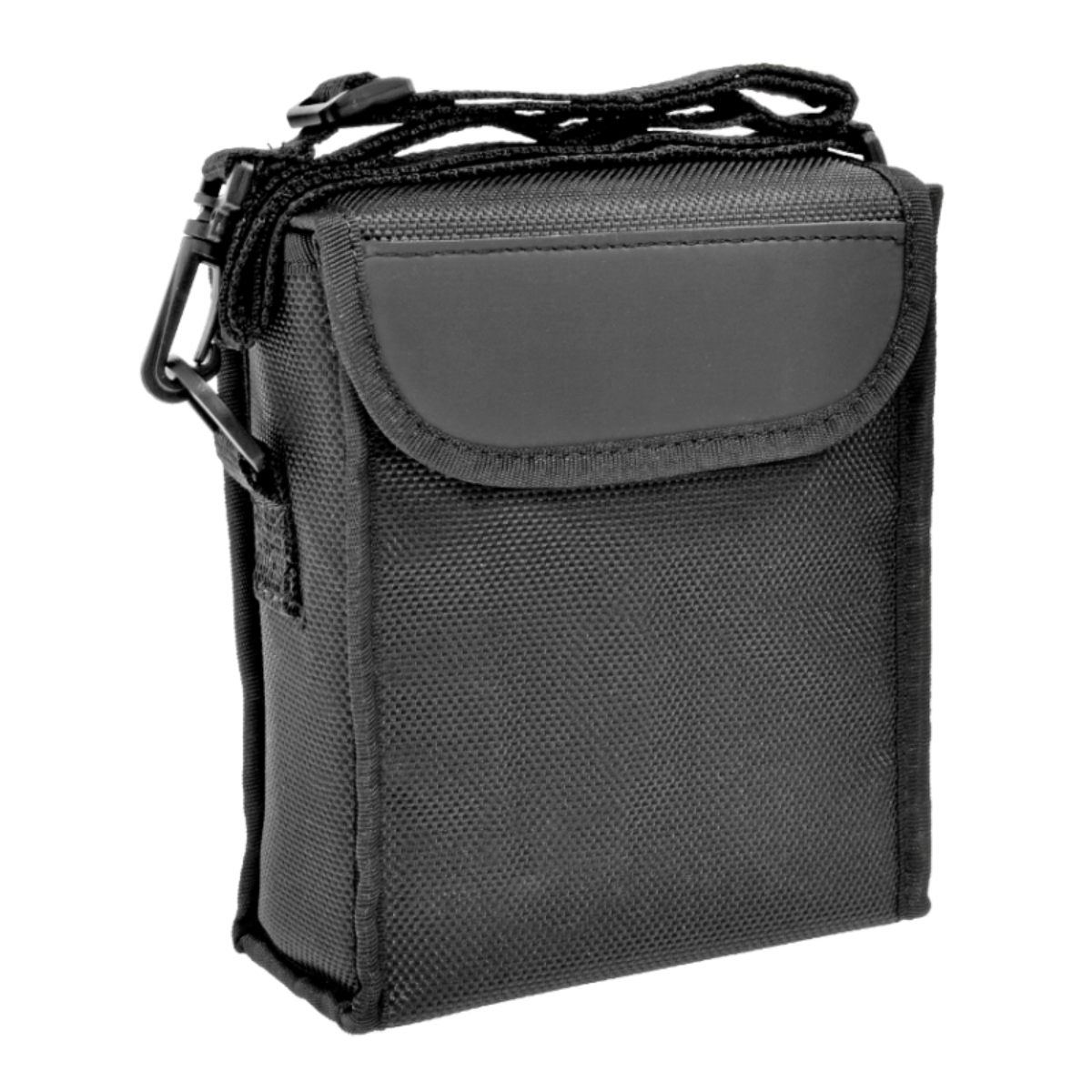 Bolsa de cámara negra con correa para el hombro. Tiene una solapa superior y un cuerpo de tela texturizada.