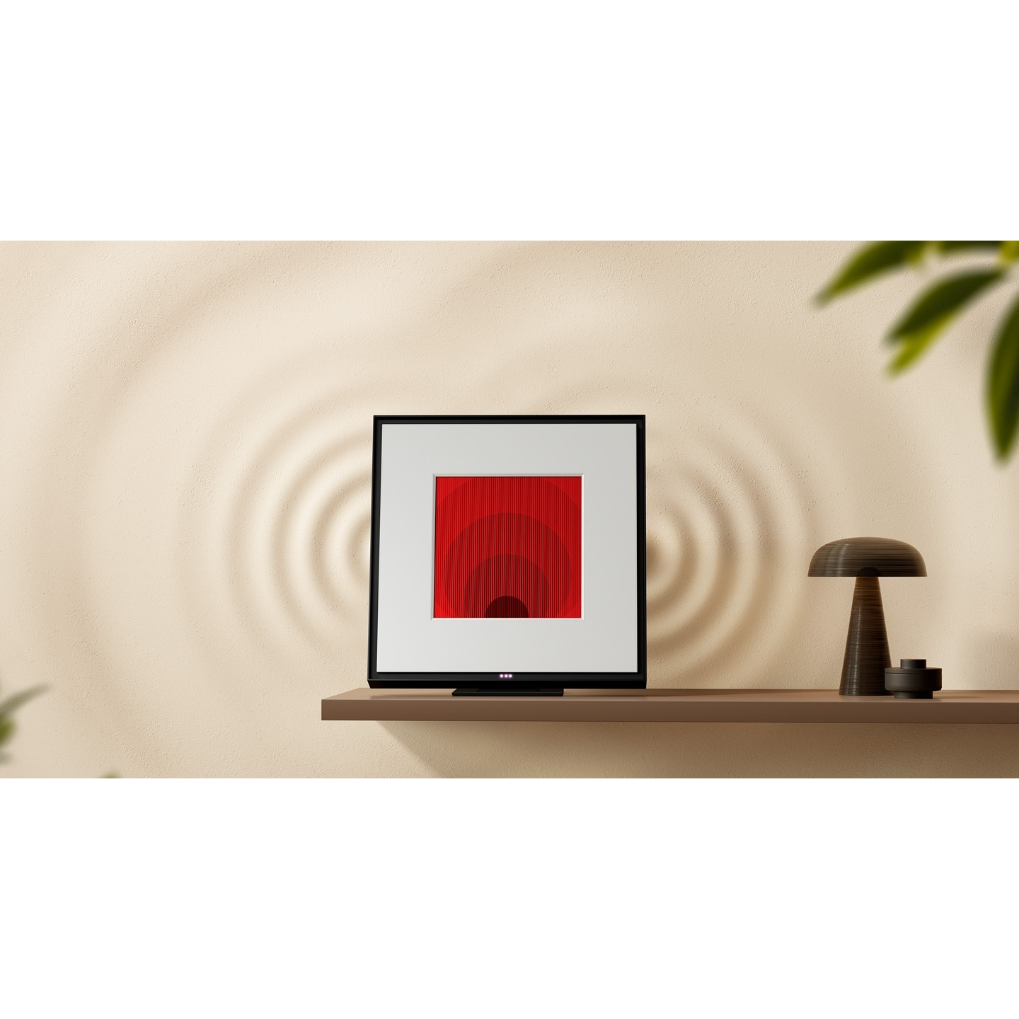 Oprawiona czerwona sztuka abstrakcyjna na półce, z lampą i fakturą tła.