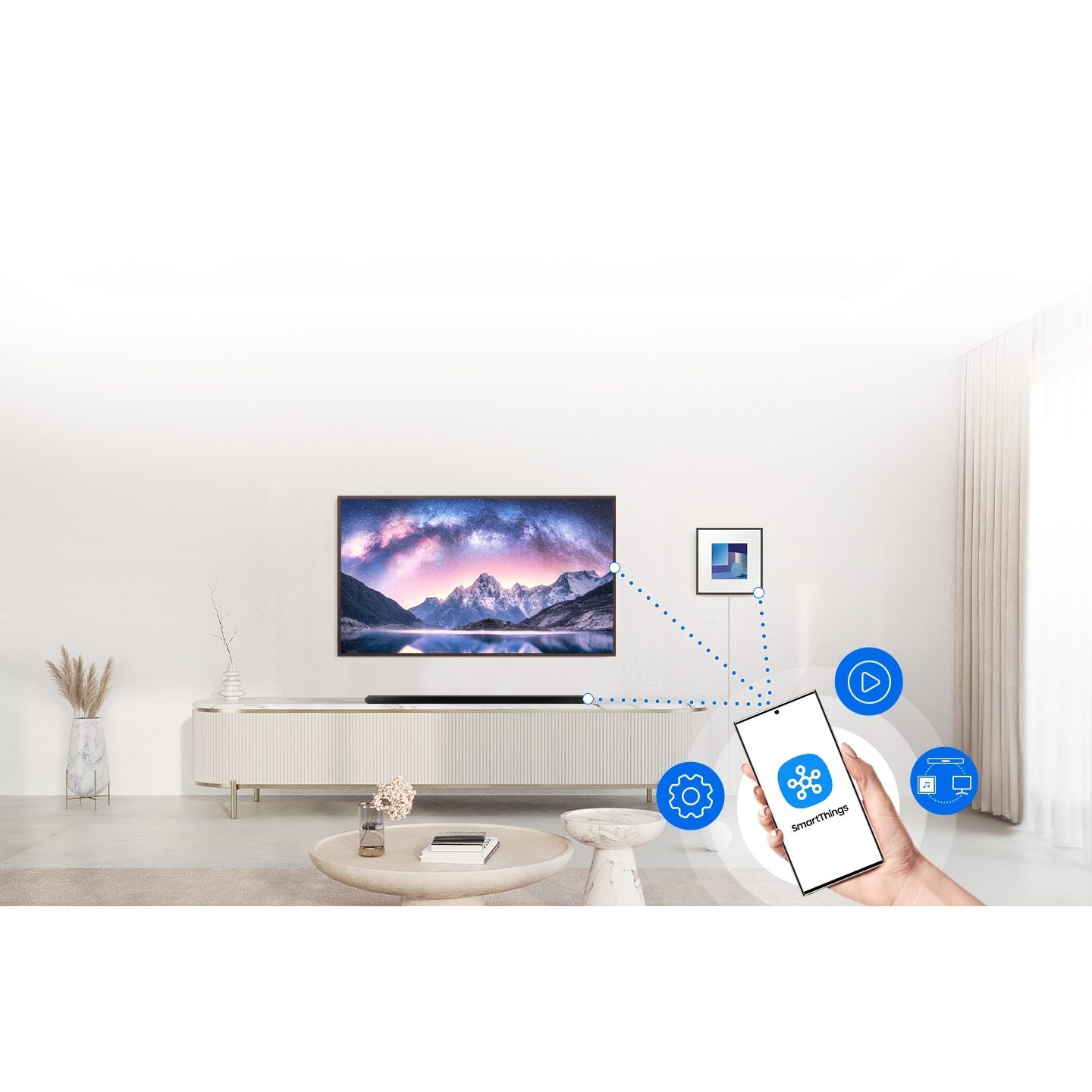 Salon z telewizorem, smartfonem z aplikacją SmartThings i białym stołem.