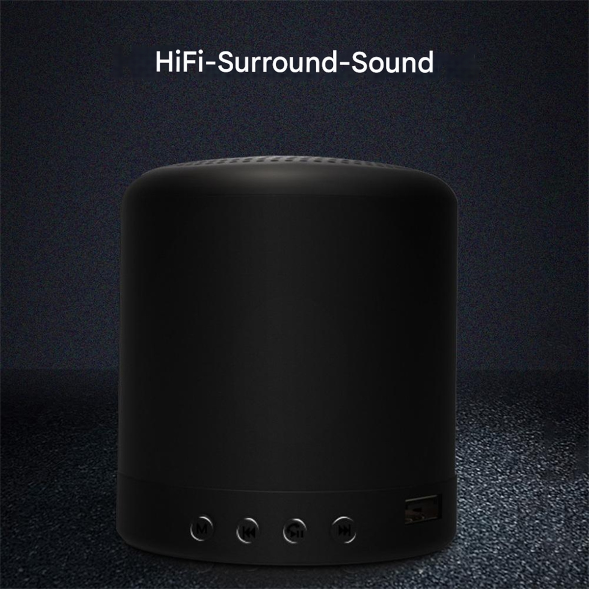 Schwarzer zylindrischer Lautsprecher. USB-Anschluss unten. HiFi-Surround-Sound Text oben.