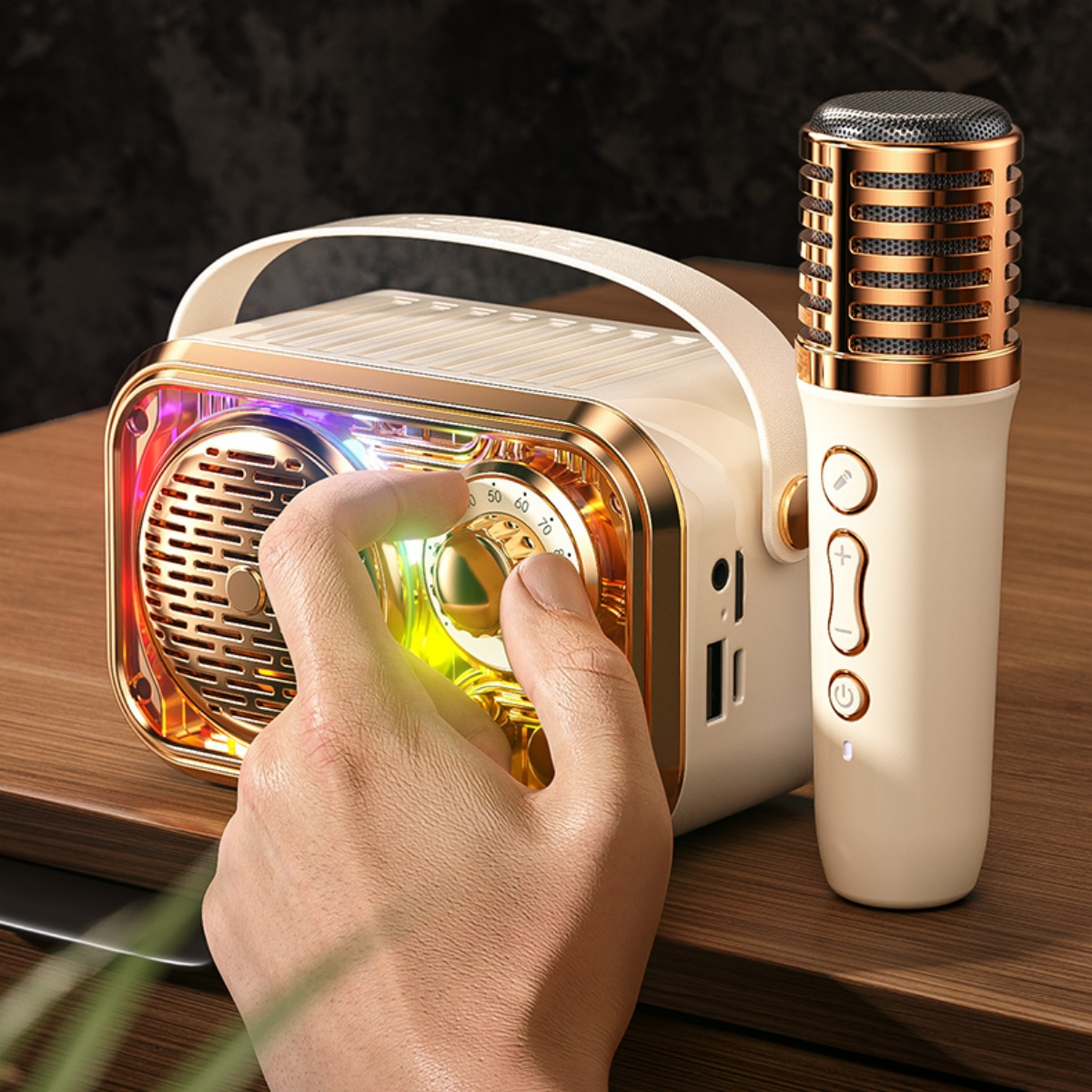 Die Hand einer Person, die einen goldenen Knopf an einer cremefarbenen Karaoke-Maschine einstellt.