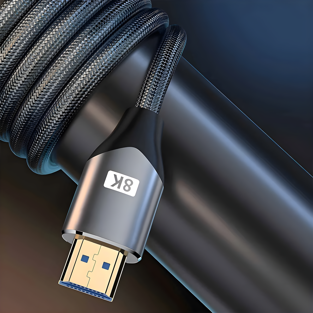 Schwarz-graues geflochtenes HDMI-Kabel. Silberner Stecker mit 8K-Etikett. Blaue Steckerstifte.