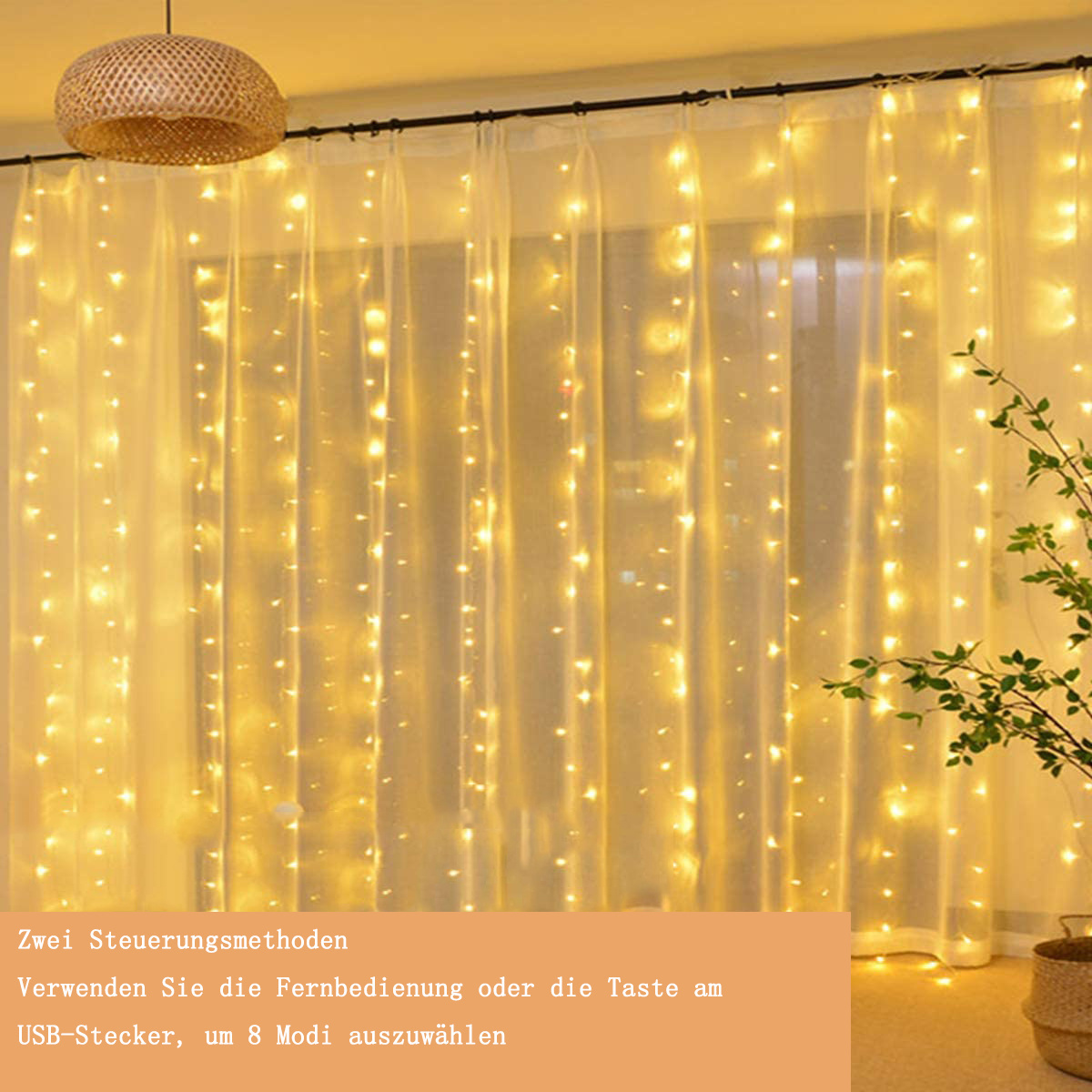 Lichterketten hinter transparenten Vorhängen. Eine Hängelampe und eine Pflanze sind sichtbar.