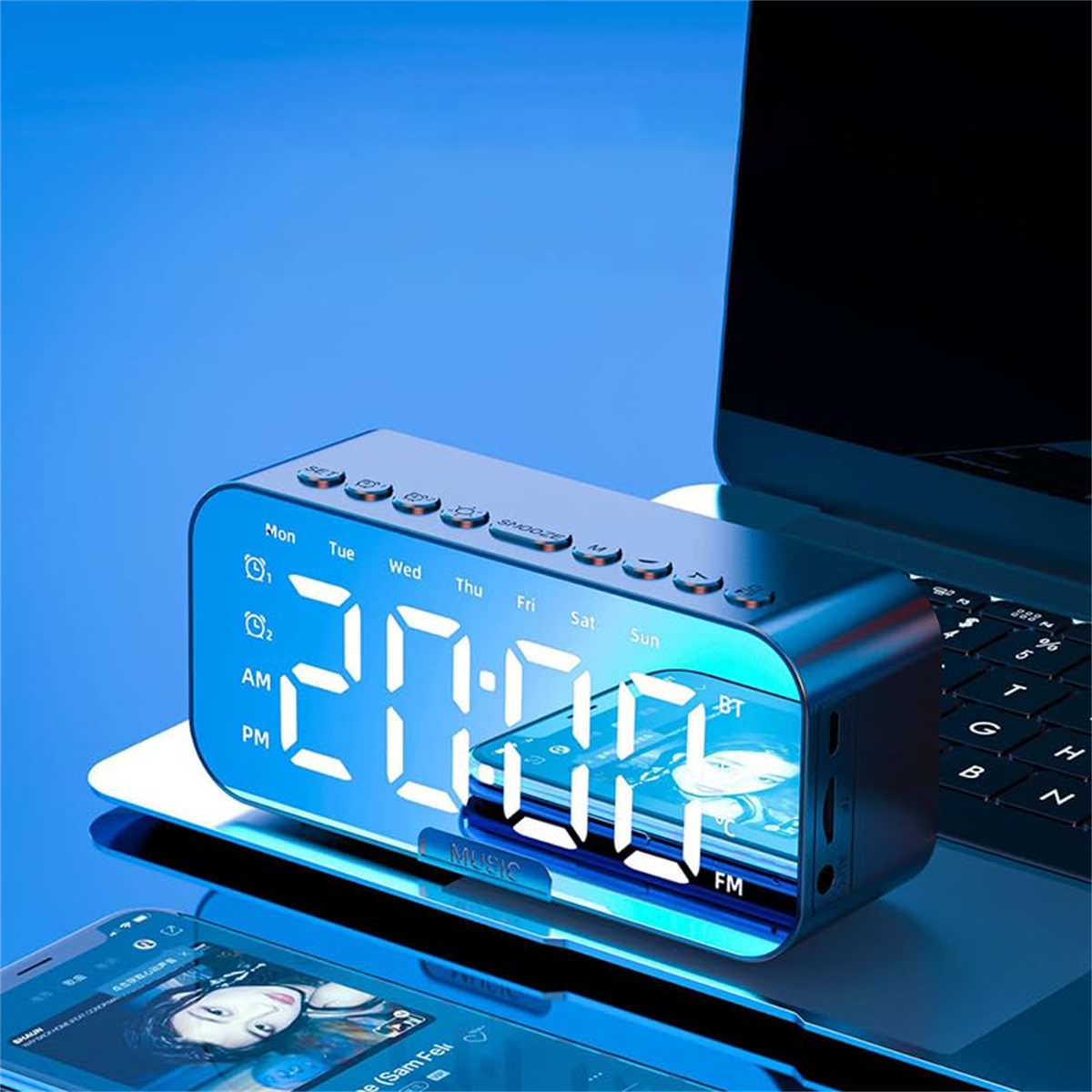 Blauer digitaler Wecker mit Zeitanzeige. Ein Telefon und ein Laptop befinden sich auf der Oberfläche.