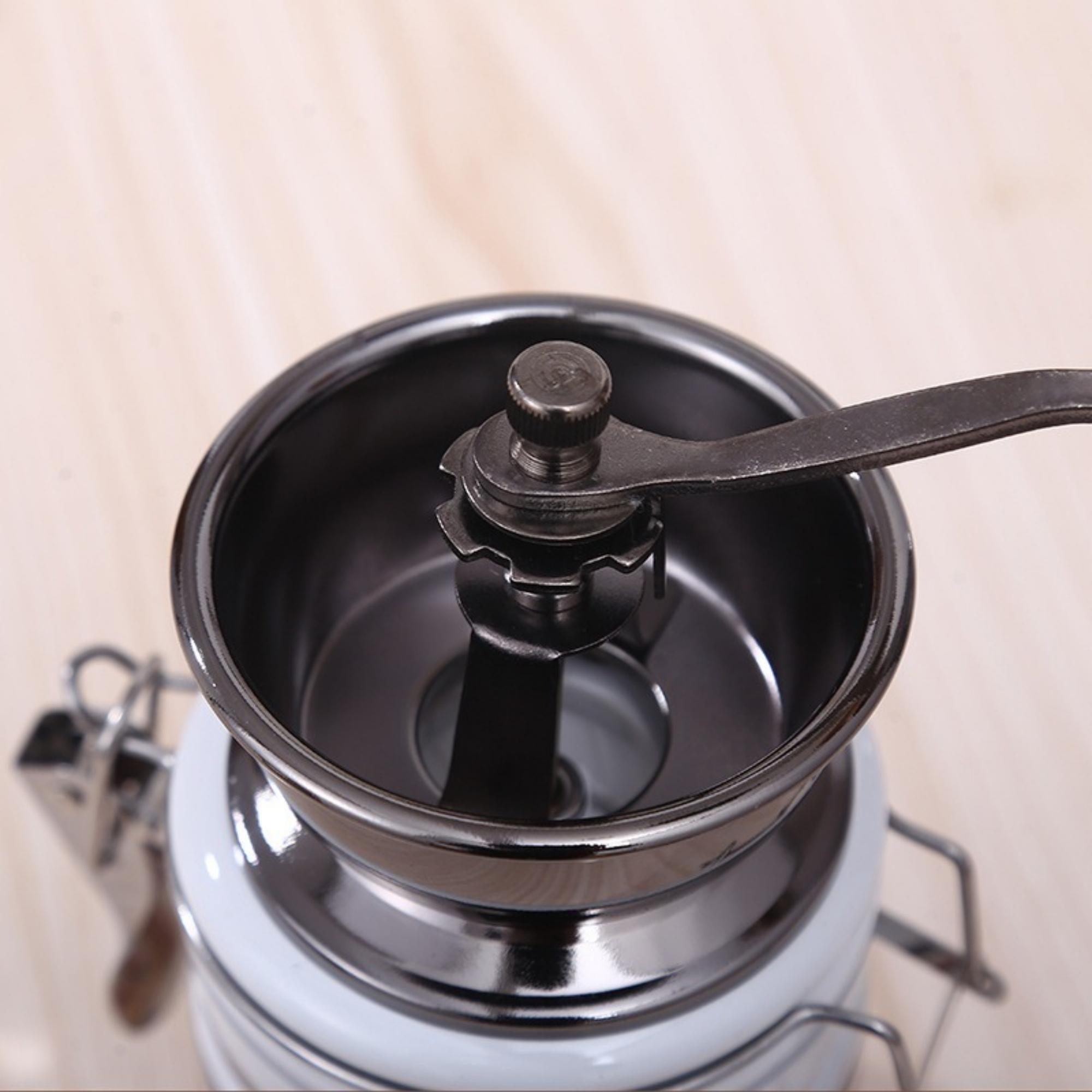 Draufsicht auf eine silberne Kaffeemühle, mit offenem Deckel, der den Mahlmechanismus zeigt.