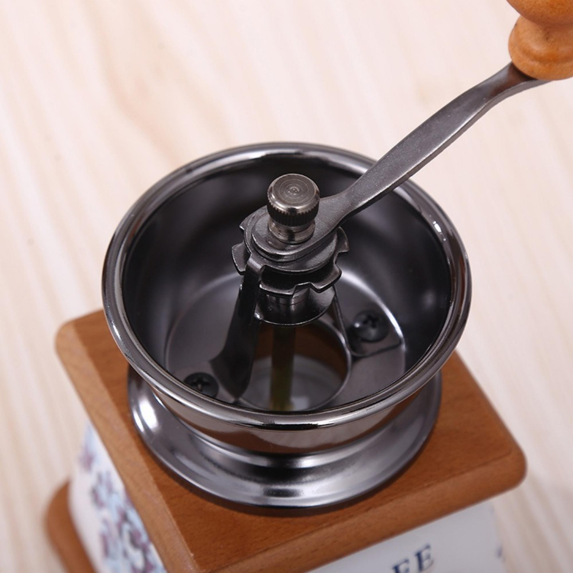 Kaffeemühle Draufsicht mit Griff, Metallteilen und Holzsockel.