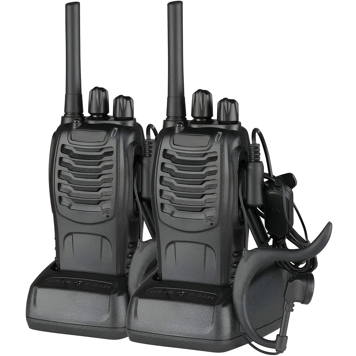 Zwei schwarze Funkgeräte mit Antennen. Sie befinden sich auf einer schwarzen Ladestation mit Headset.