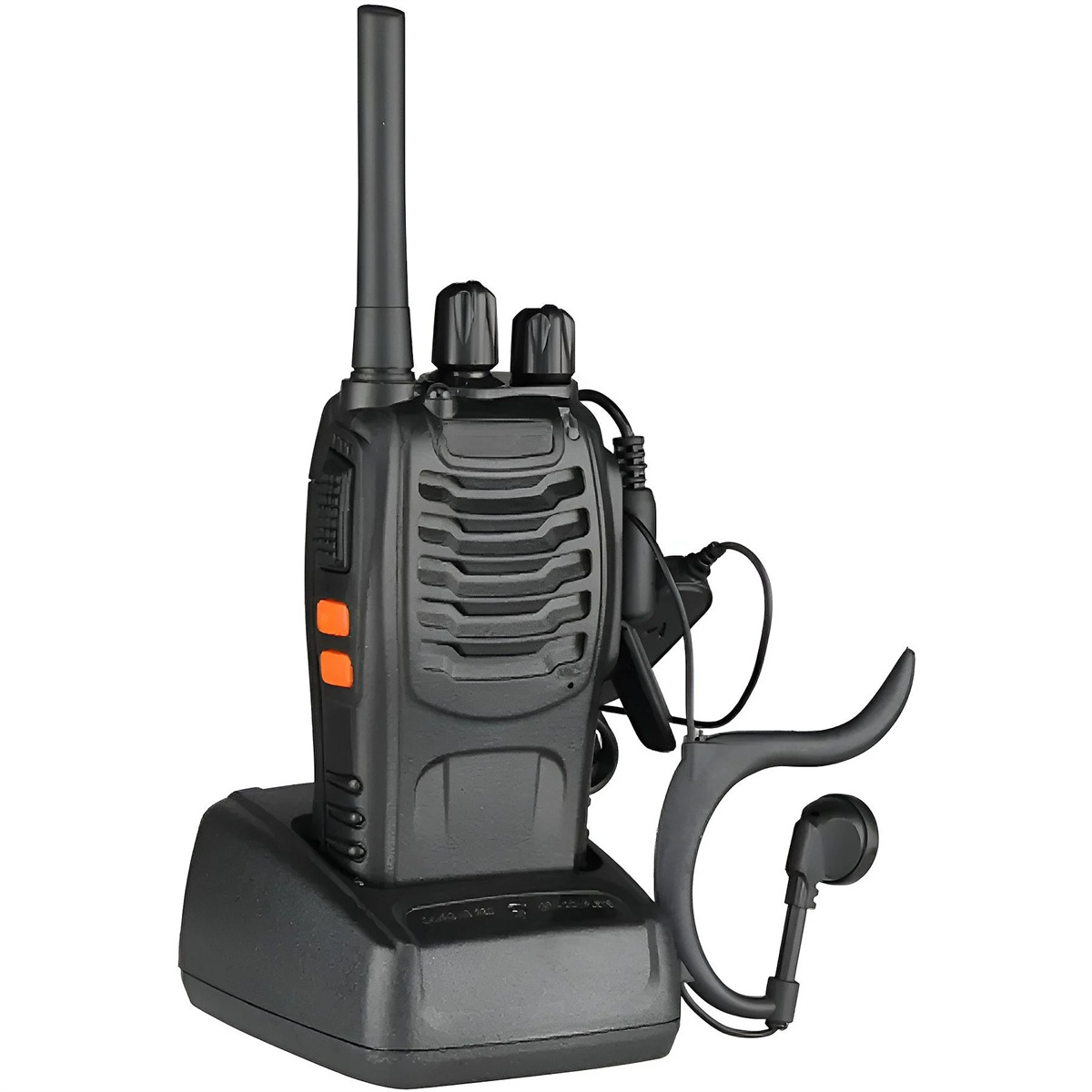 Ein schwarzes Walkie-Talkie mit Ladestation und angeschlossenem Ohrhörer. Isoliert auf weißem Grund.