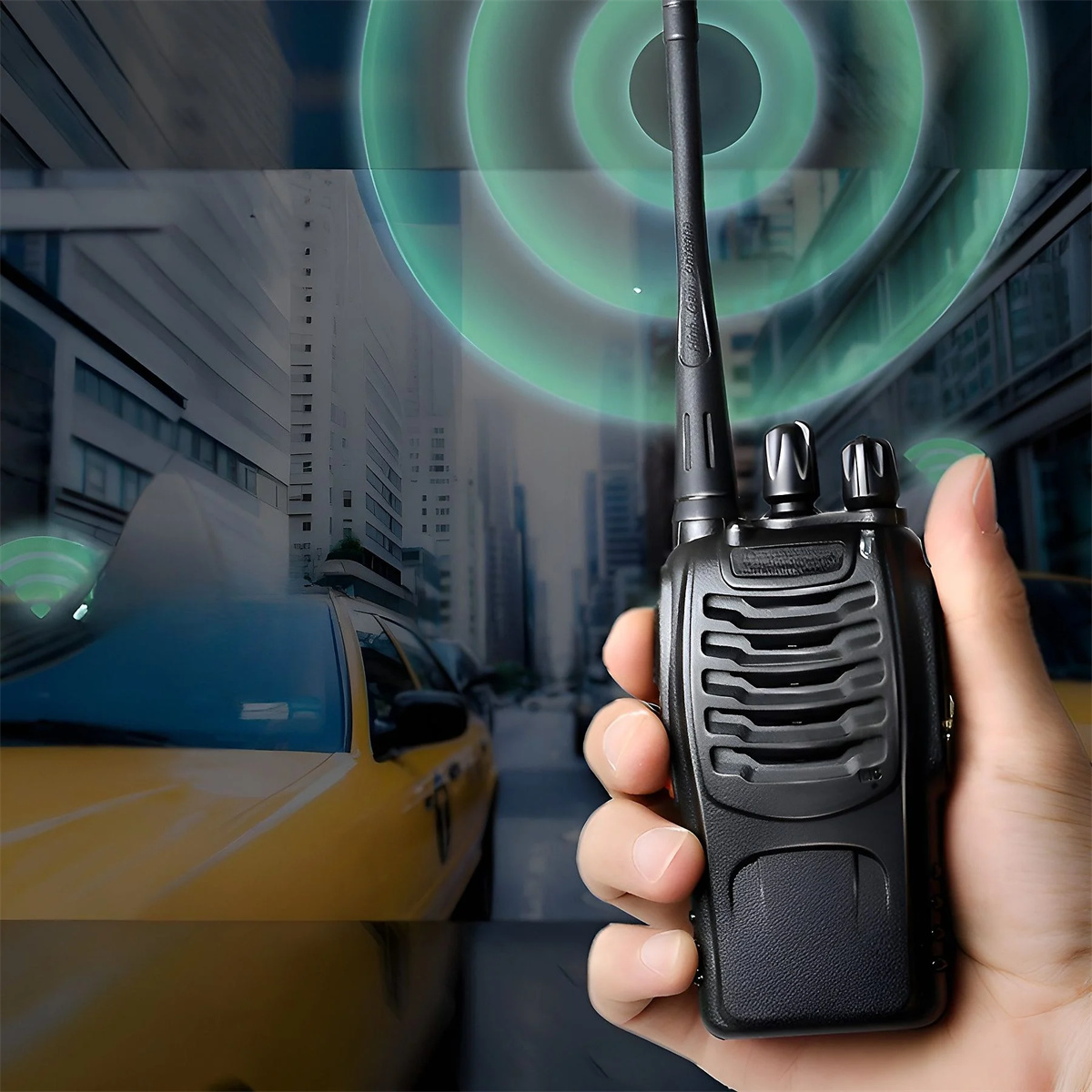Hand hält ein schwarzes Walkie-Talkie mit Antenne. Ein gelbes Taxi und Stadtgebäude im Hintergrund.