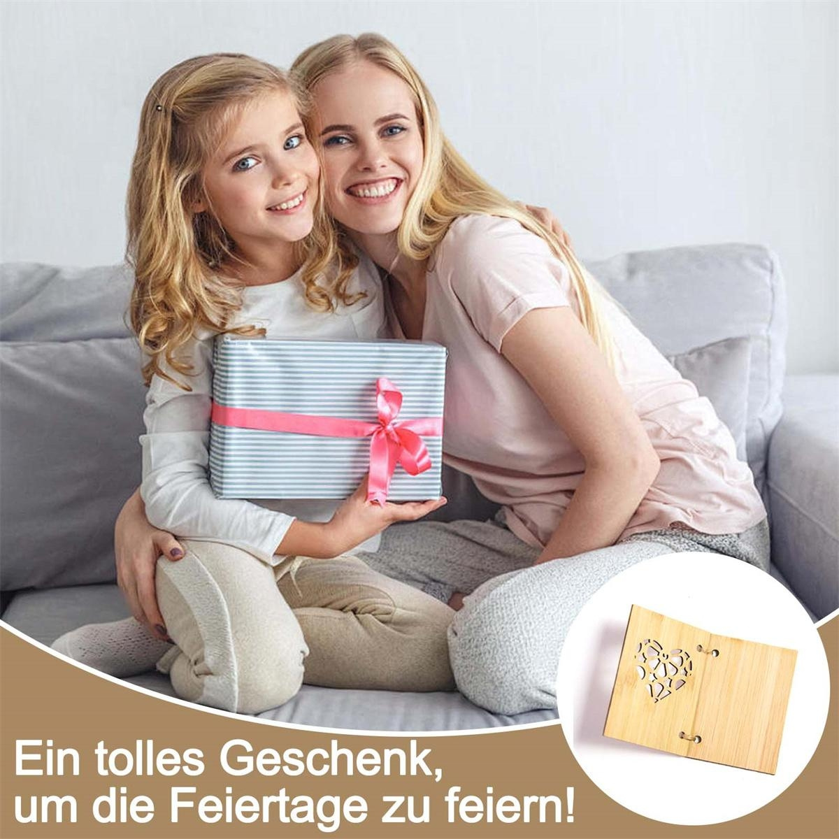 Eine Frau und ein Mädchen umarmen sich und halten ein Geschenk. Ein herzförmiges Holzelement in der Ecke.