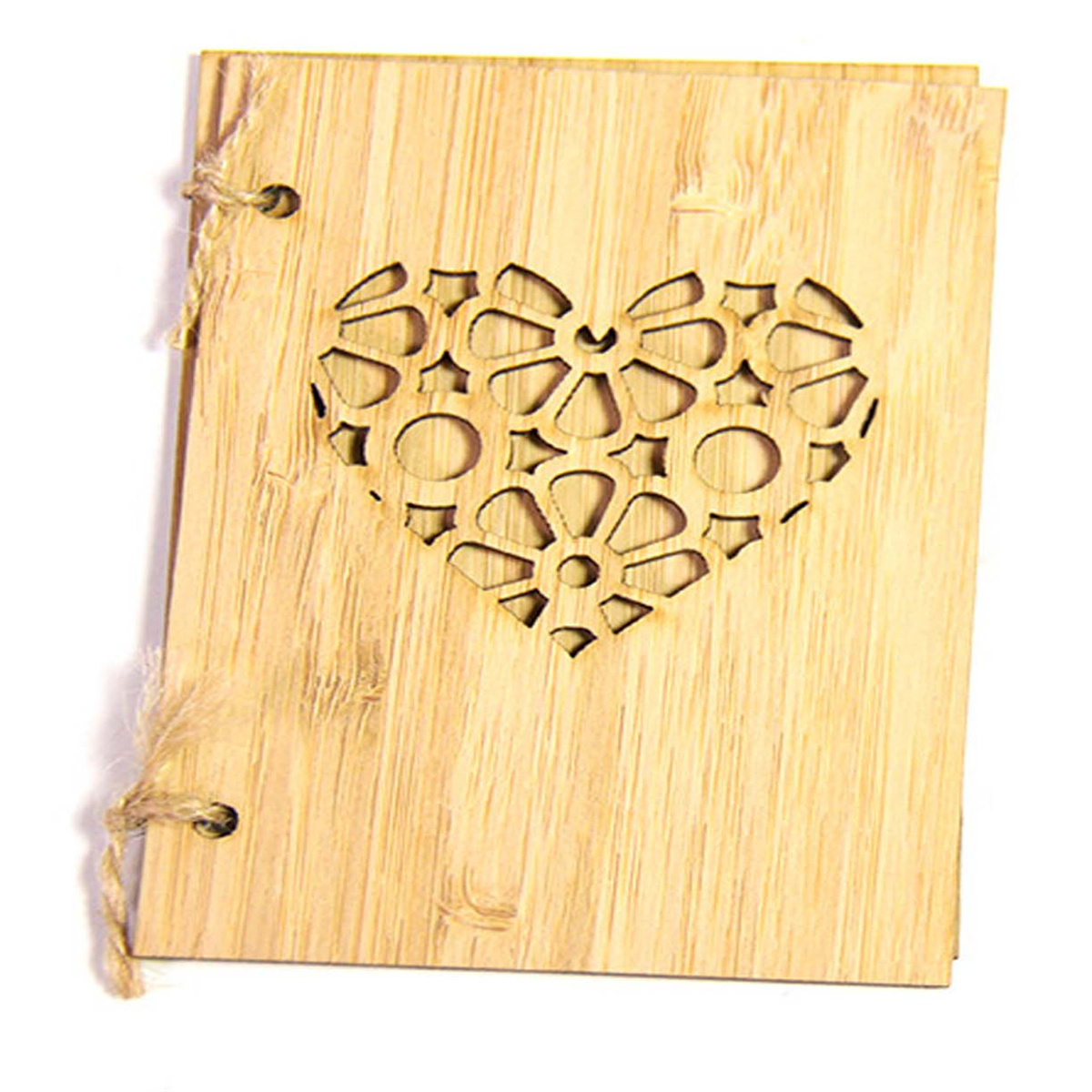 Ein Album aus Holz mit herzförmigem Ausschnitt und dekorativem Design, zusammengehalten von Bindfaden.