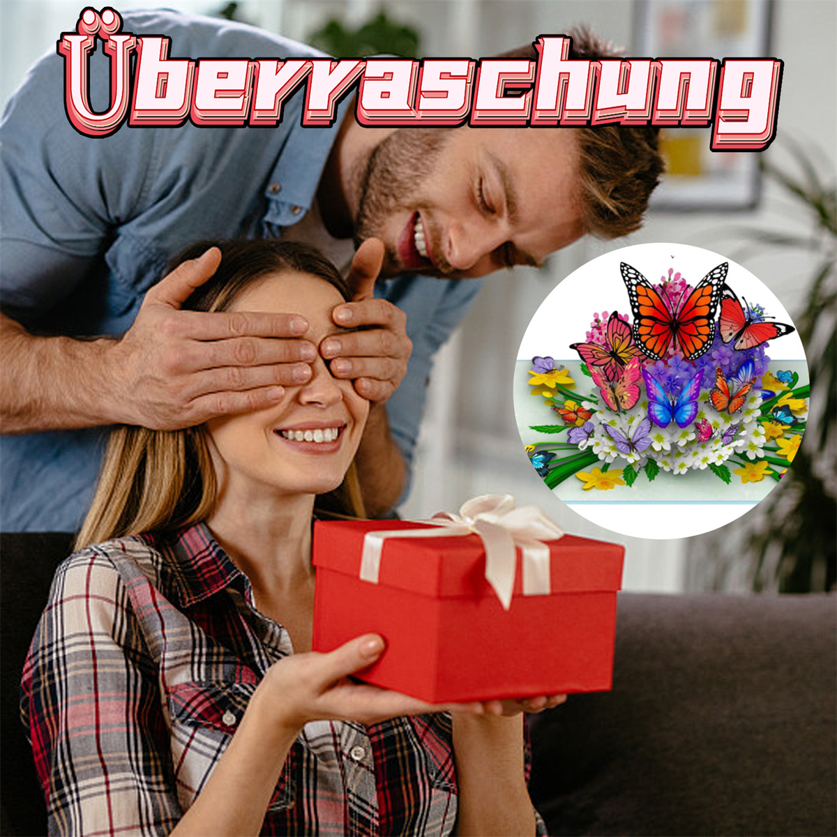 Mann verdeckt Augen einer Frau. Sie hält Geschenkbox. Schmetterlingskarte im Hintergrund.