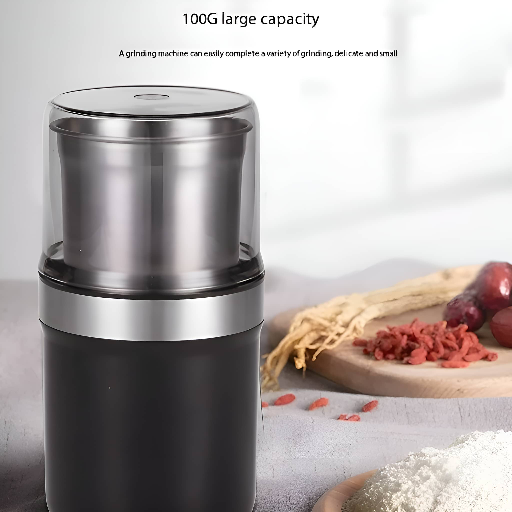 Schwarz-silberner Mixer mit transparentem Deckel, umgeben von Zutaten.