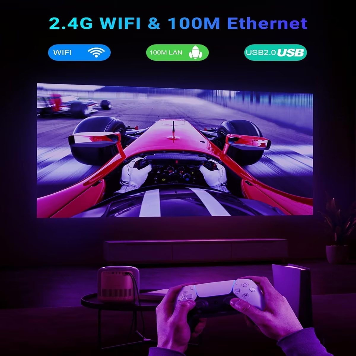 Eine Projektorleinwand zeigt eine Rennwagenszene, eine Person hält einen Gamecontroller.