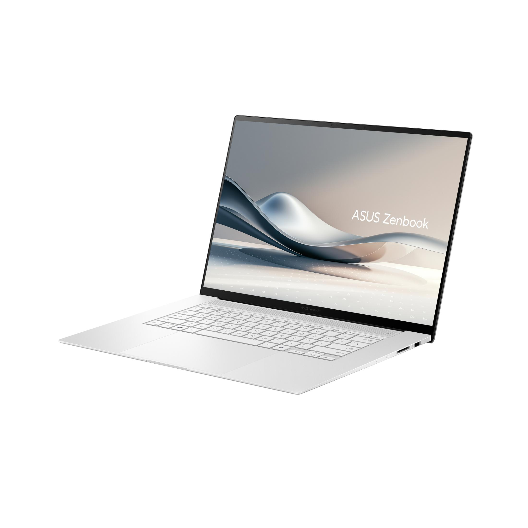 Weißer Laptop mit Textanzeige auf dem Bildschirm, schräge Ansicht, Tastatur sichtbar, ASUS Zenbook Logo, weißer Hintergrund.