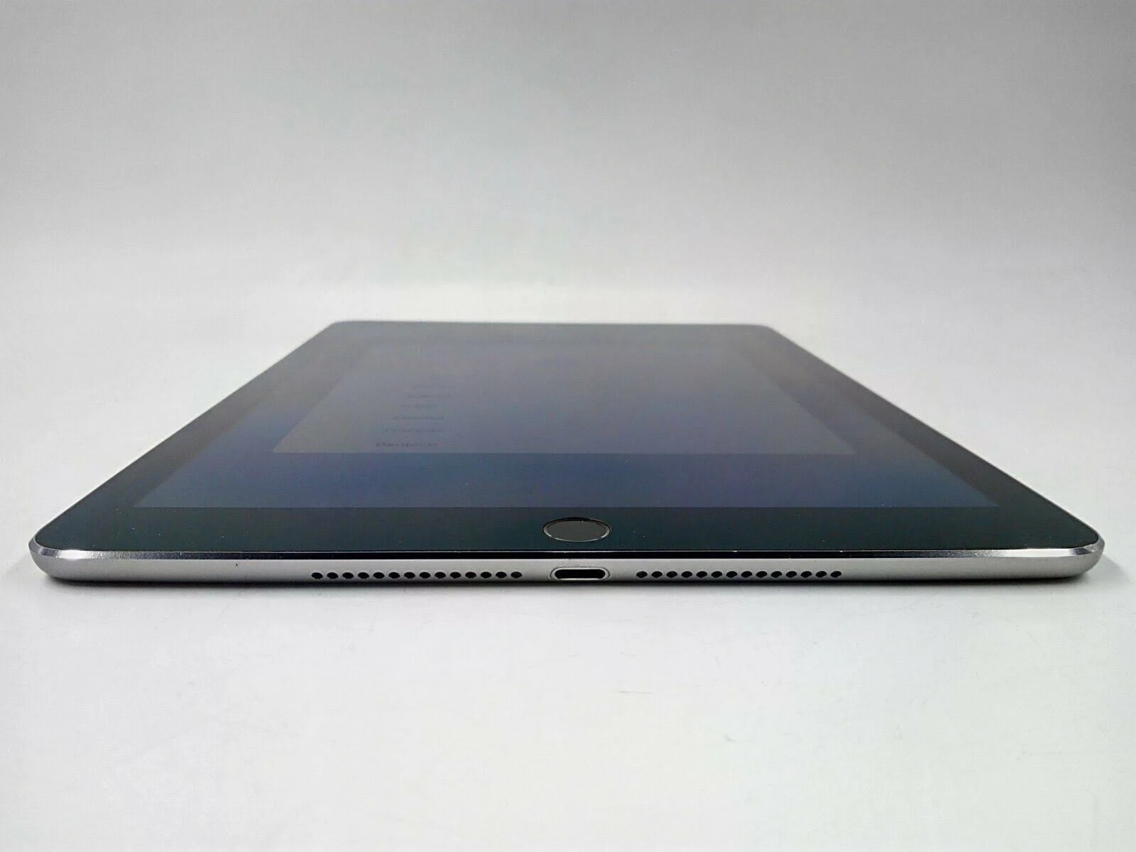 Un iPad negro plano, inclinado ligeramente hacia arriba, mostrando una pantalla oscura.