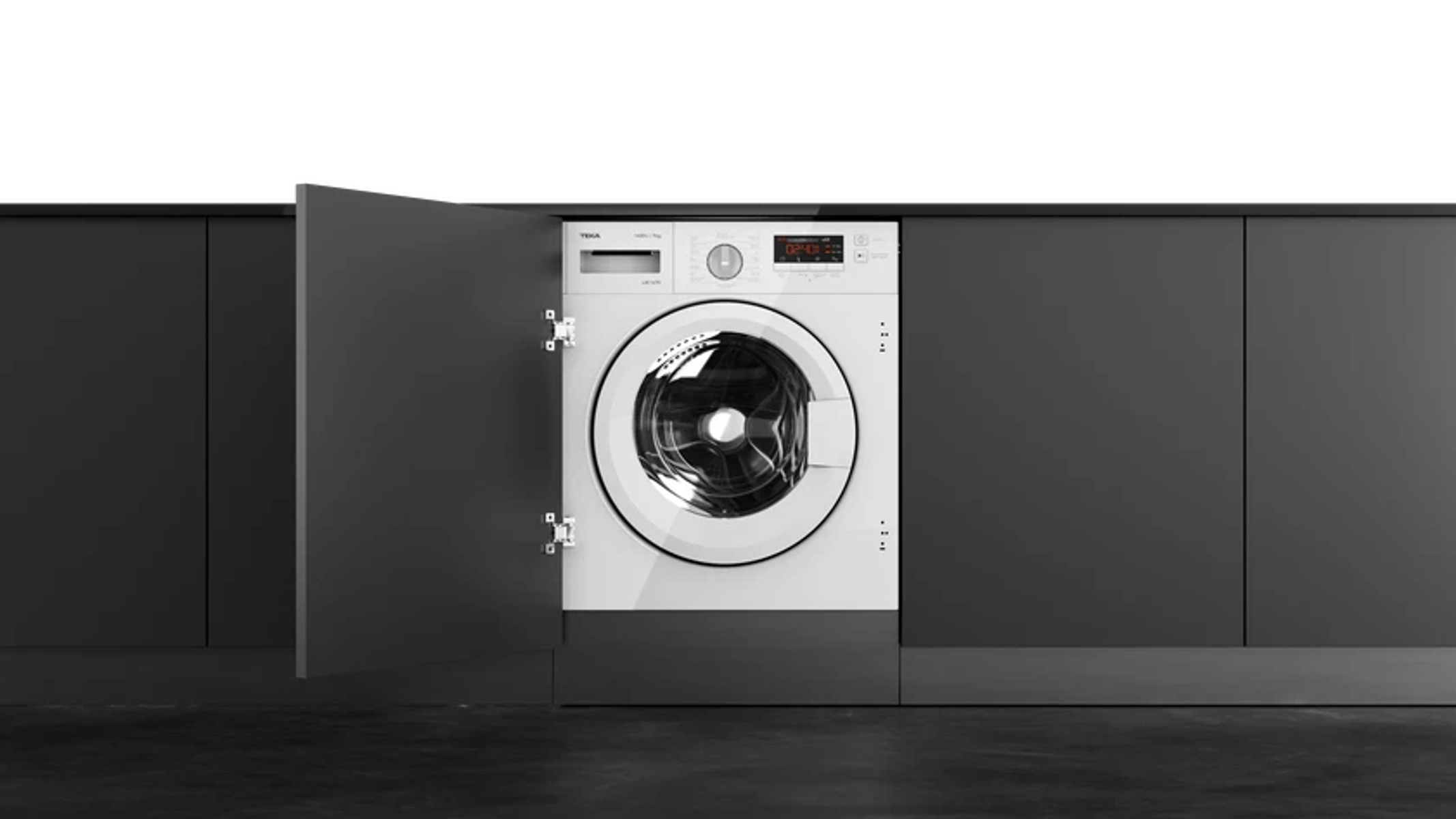 Biała pralka TEKA wbudowana w ciemnoszarą szafkę kuchenną.