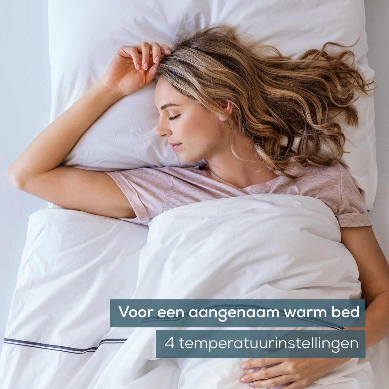 Schlafende Frau in weißem Bett. Text: 'Für ein warmes Bett, 4 Temperatureinstellungen'.