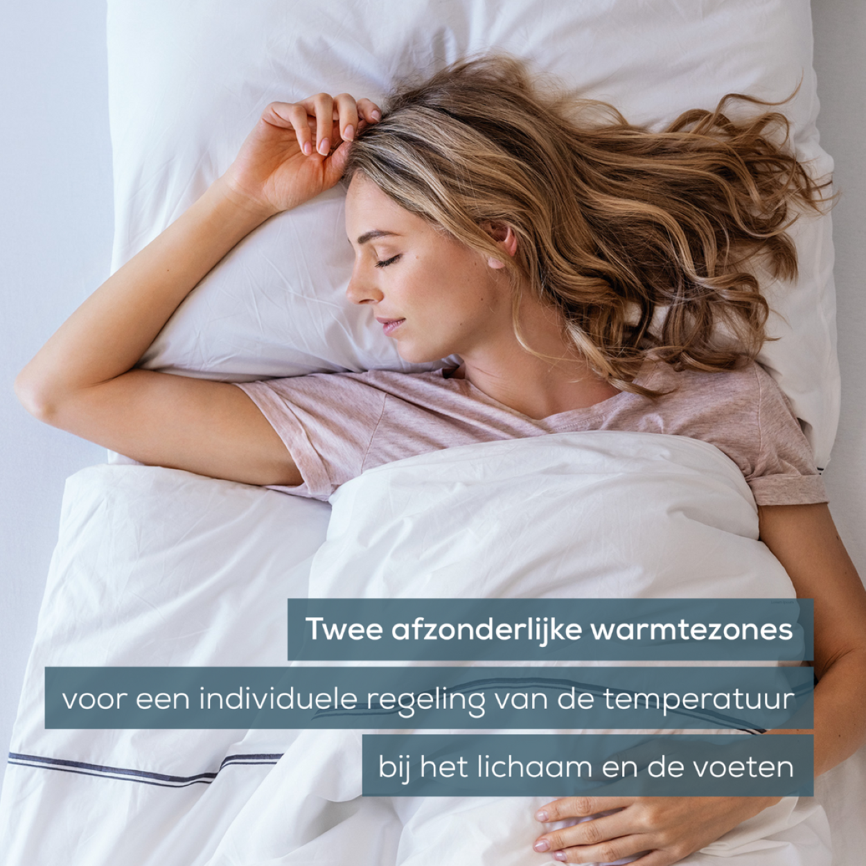 Frau schläft im Bett. Text über Temperaturregelung. Weißer Hintergrund.