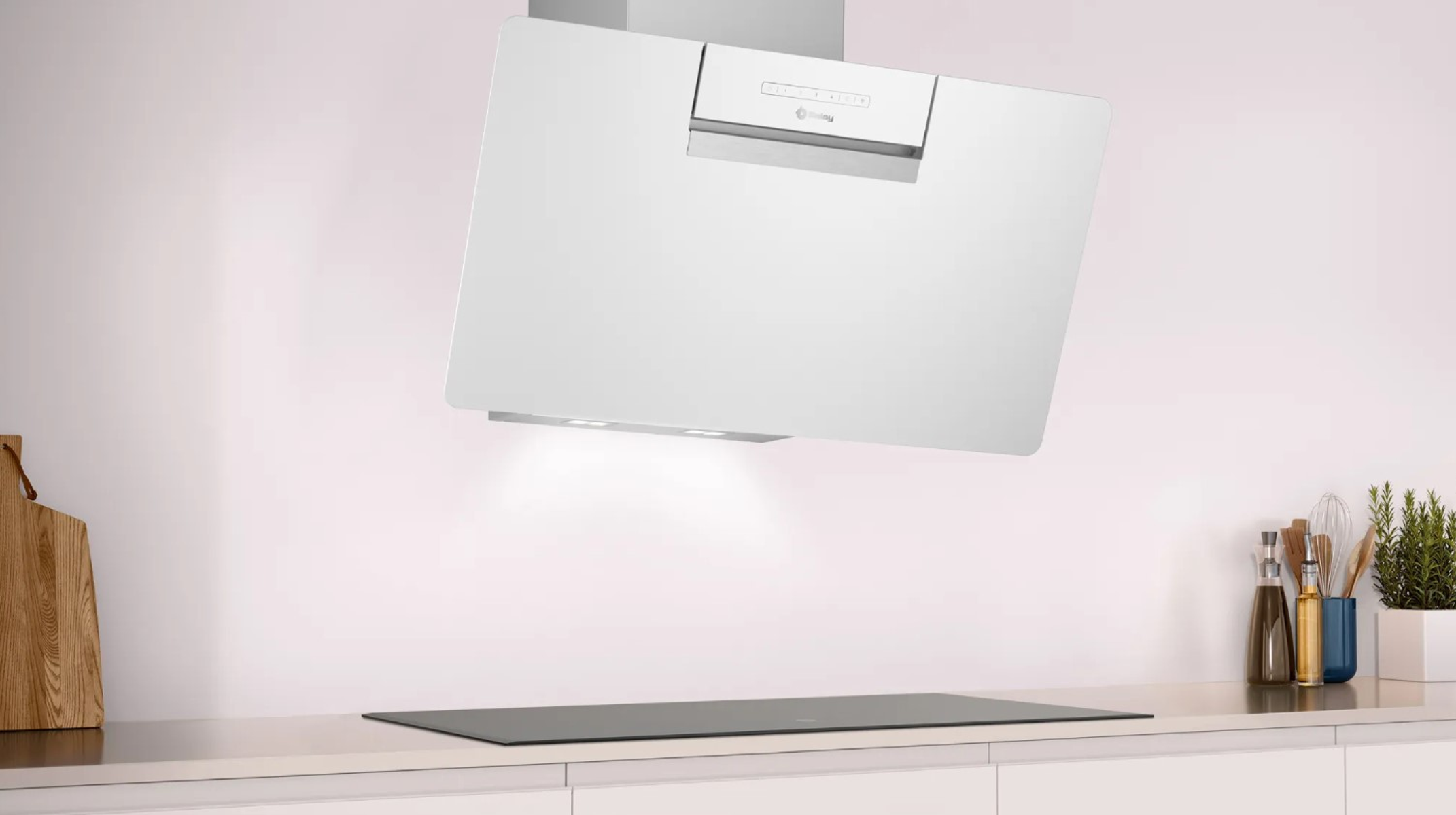 Campana extractora blanca en un entorno de cocina. Diseño limpio y moderno.