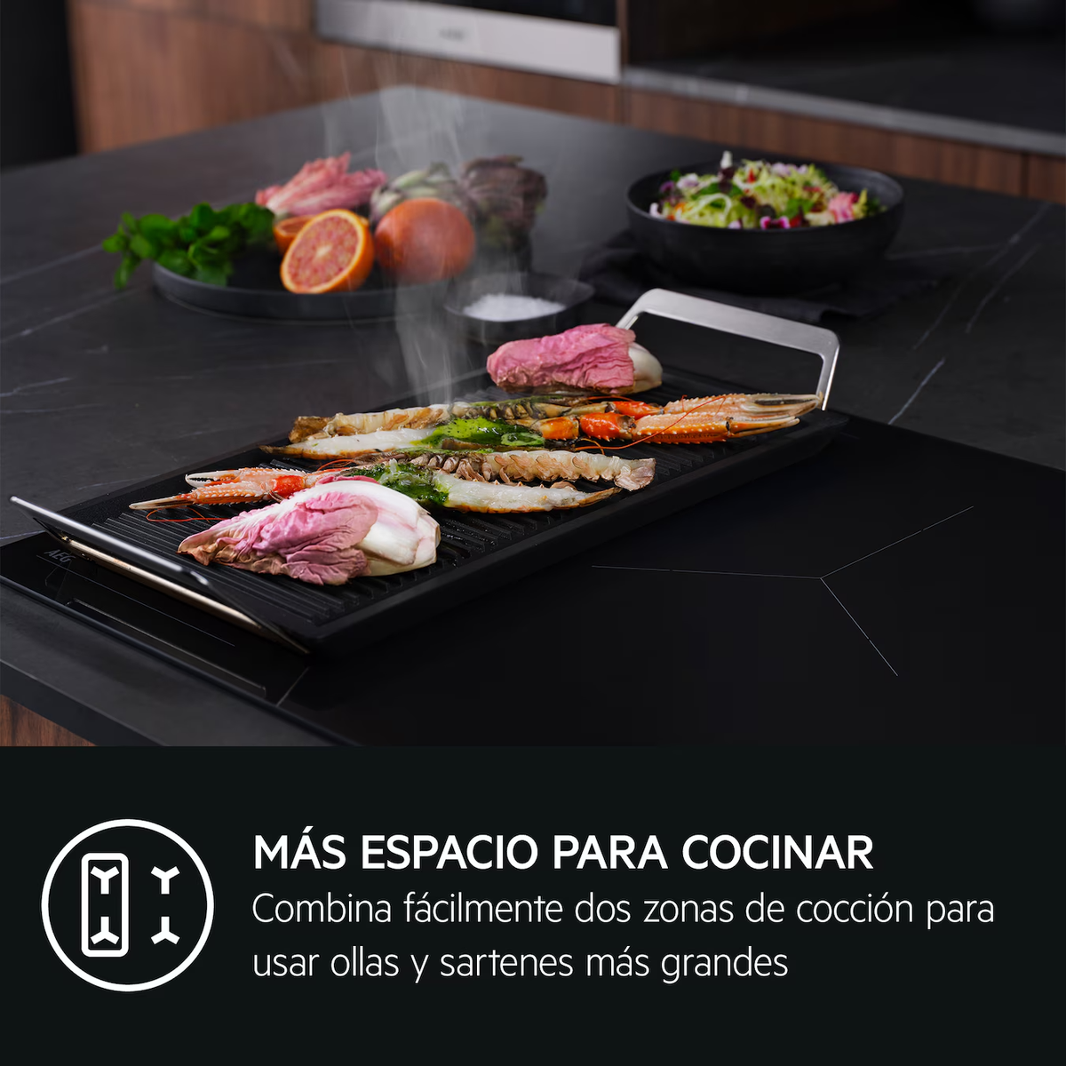 Una parrilla negra con mariscos y carne. Superposición de texto sobre espacio de cocción extra.