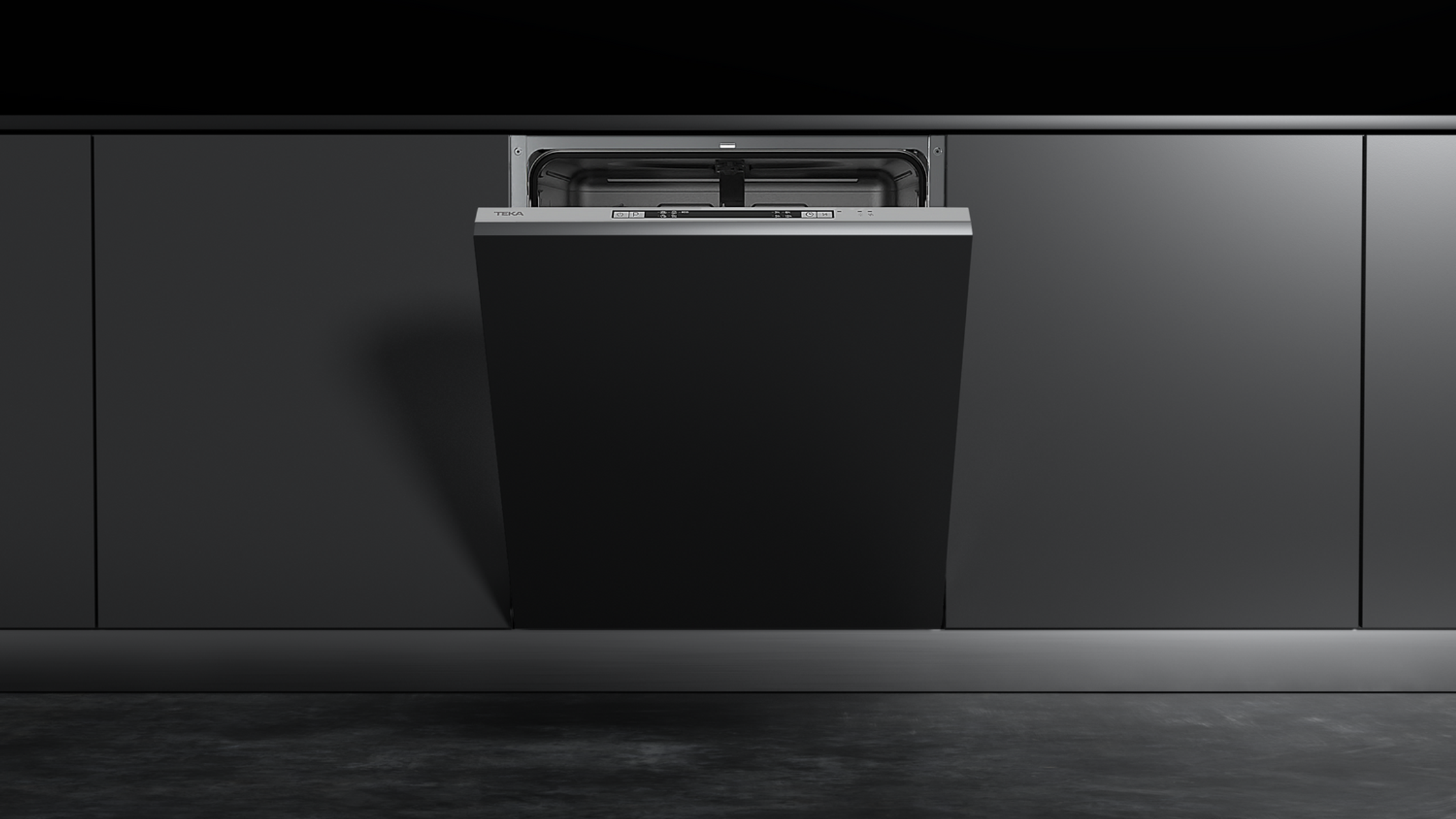 Czarna zmywarka z otwartymi drzwiami, zamontowana w ciemnoszarej szafce kuchennej.