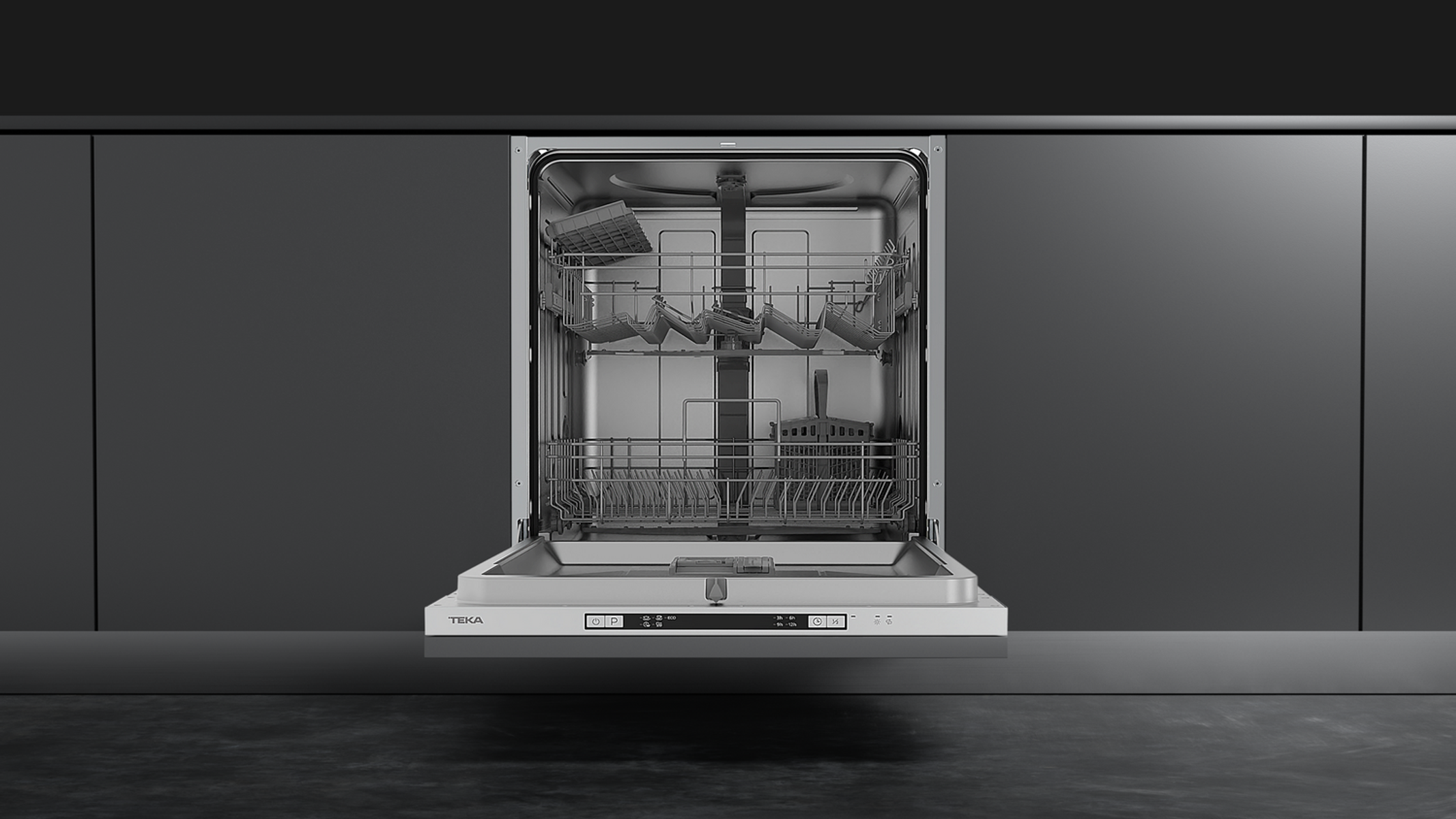 Otwarta zmywarka pokazująca wnętrze z półkami i naczyniami.