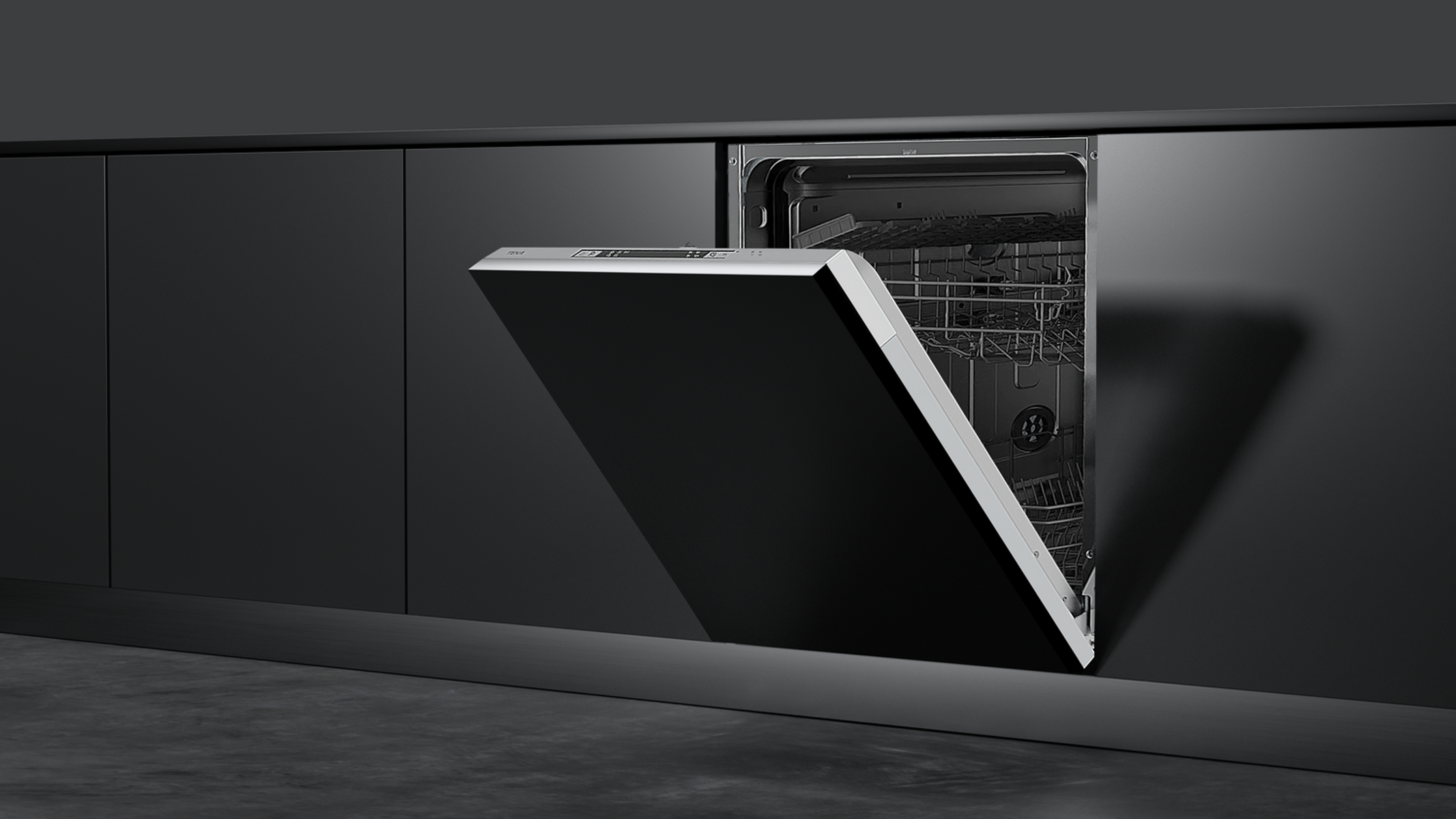 Nowoczesna czarna kuchnia z otwartą zmywarką odsłaniającą czyste naczynia.