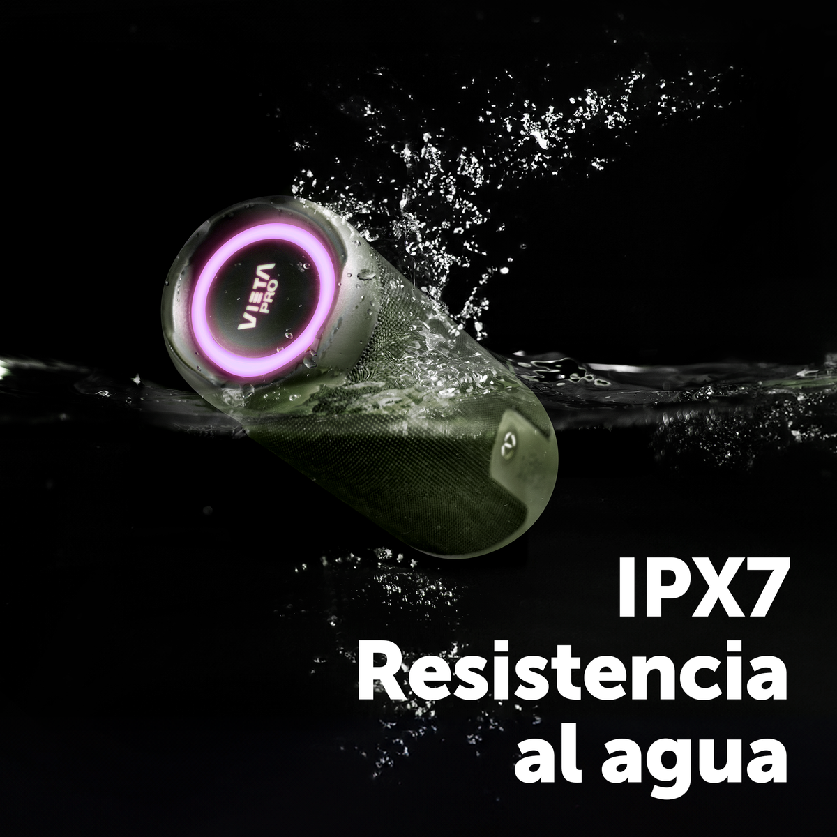 Un altoparlante verde scuro immerso nell'acqua. La luce rosa emana dalla parte superiore. Sfondo nero. Testo: IPX7.
