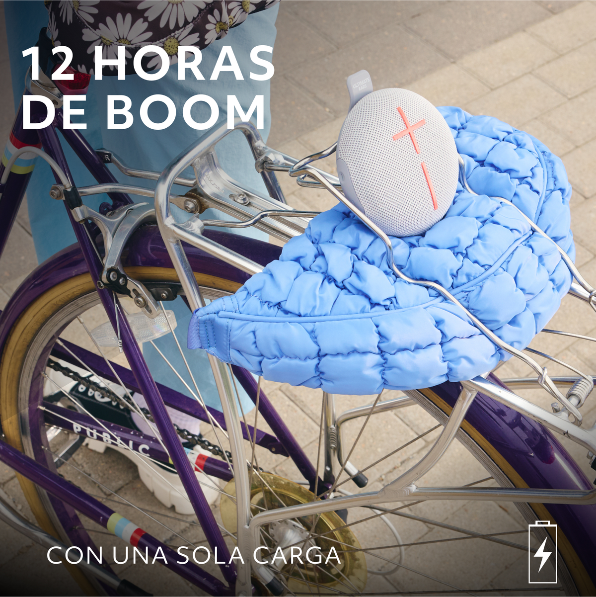 Rower z głośnikiem na bagażniku. Tekst: 12 GODZIN DE BOOM CON UNA SOLA CARGA.