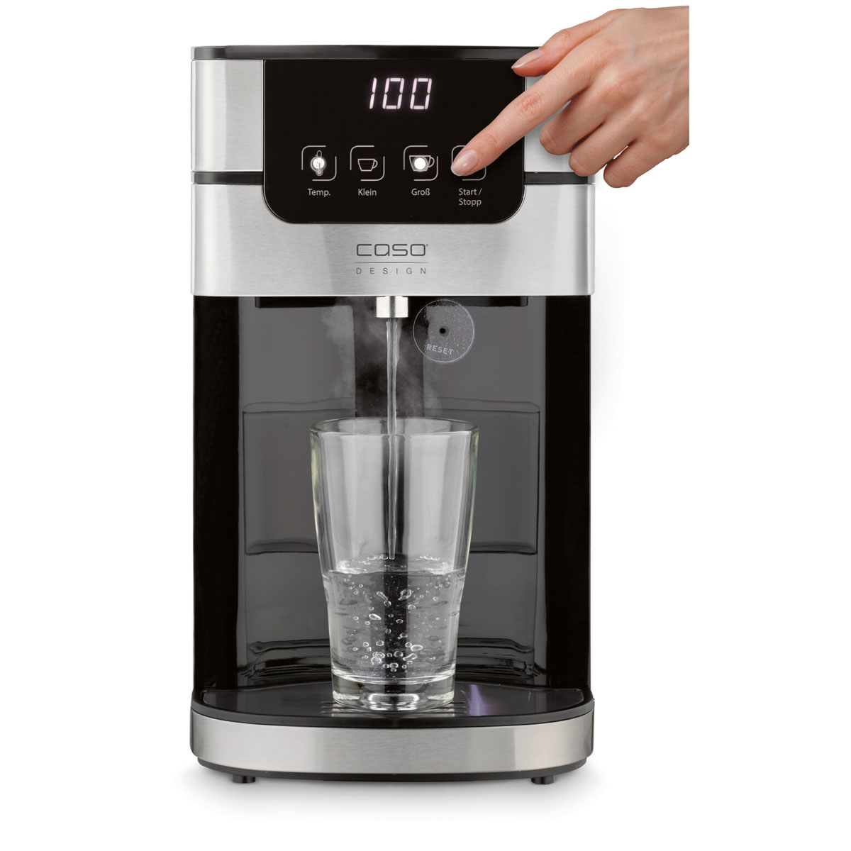 Wasserspender, der ein Glas mit Wasser füllt. Anzeige zeigt '100'.