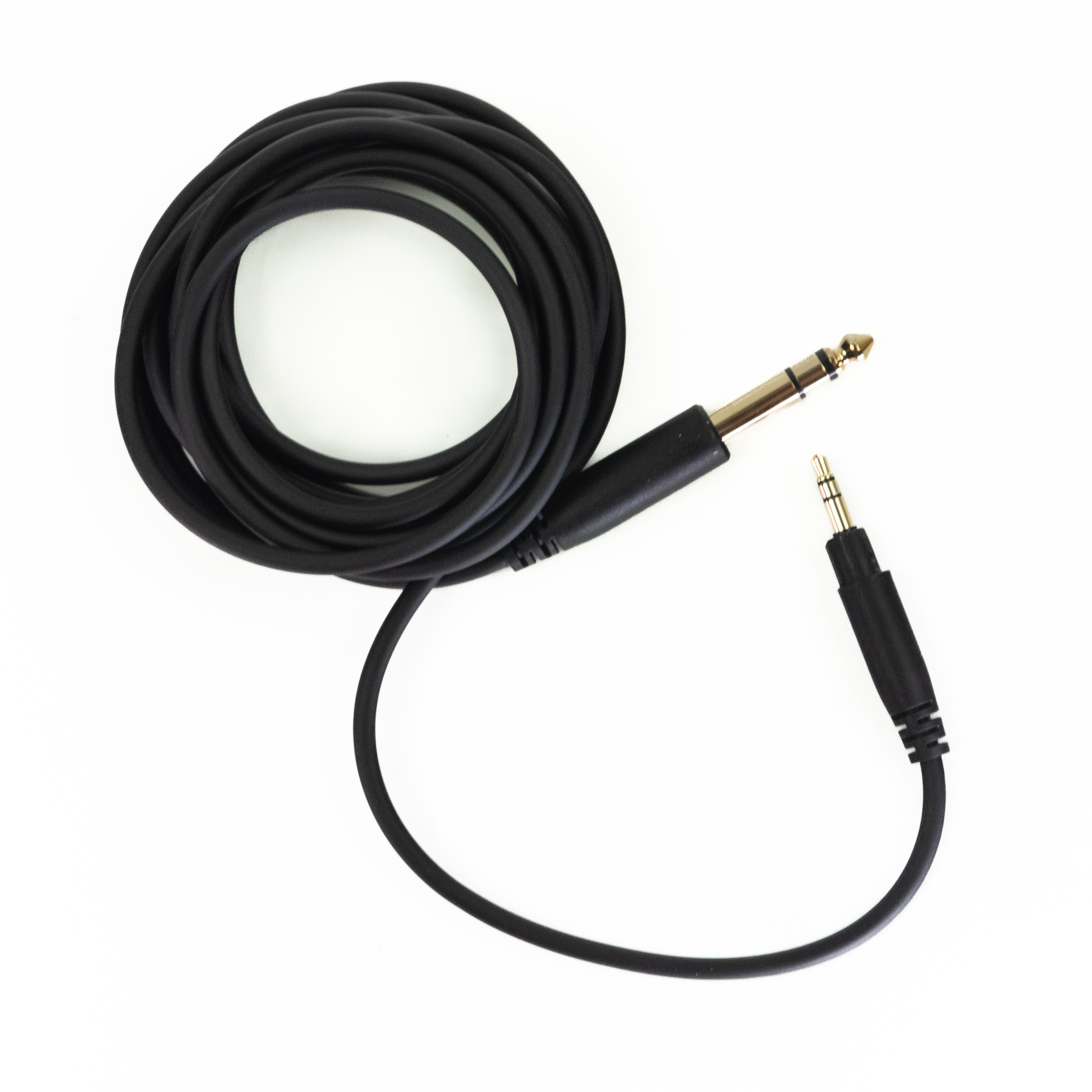 Schwarzes Audiokabel auf Weiß gerollt. 3,5mm und 6,35mm Klinke sichtbar.
