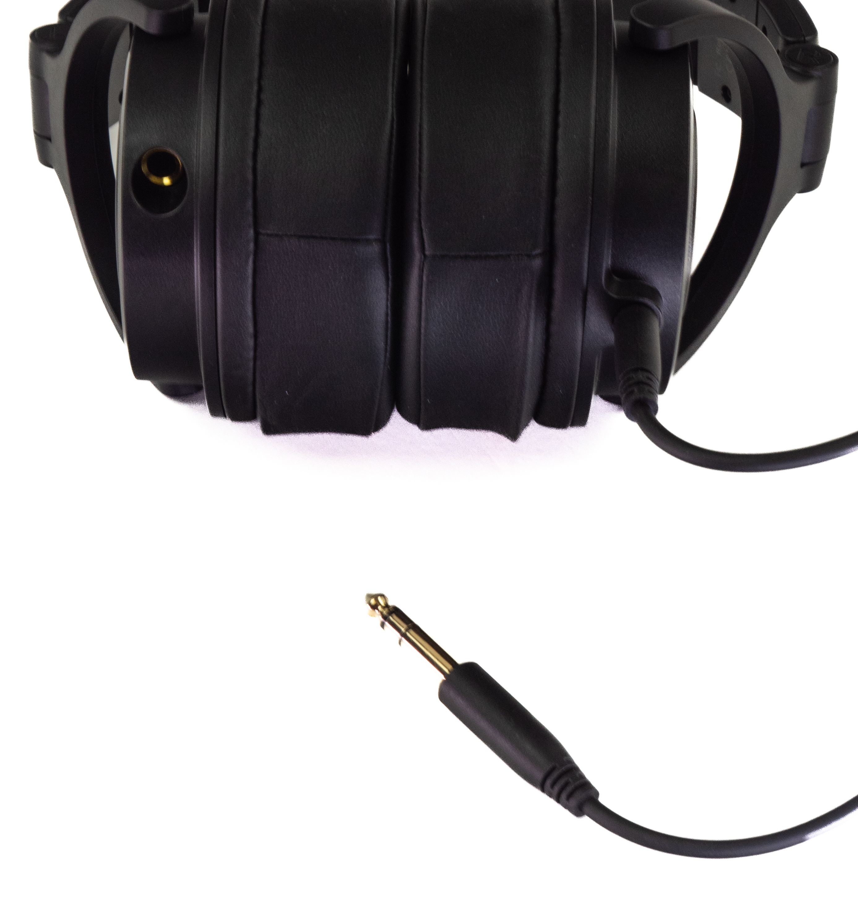 Schwarze Kopfhörer mit Kabel und goldfarbenem Stecker. Die Kopfhörer sind zusammengeklappt.