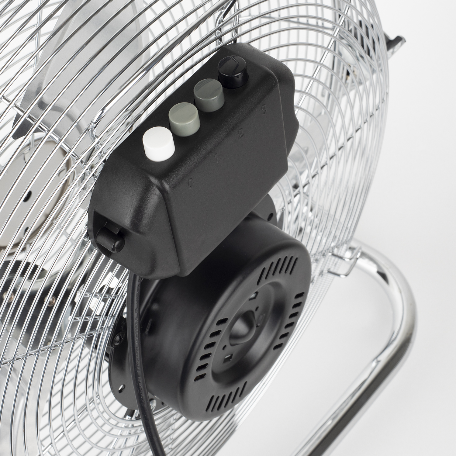 Primo piano del motore e del pannello di controllo di un ventilatore con tre pulsanti.