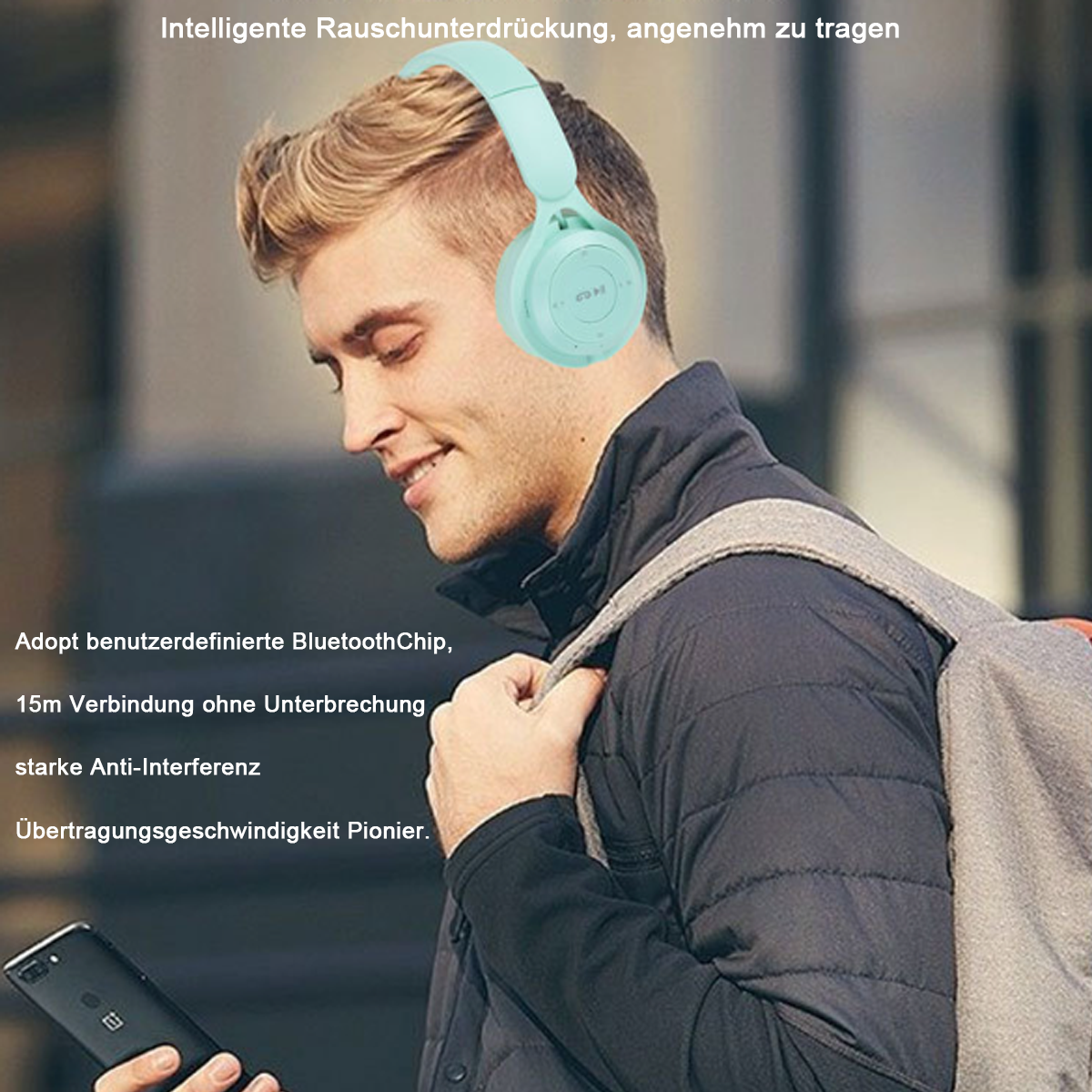 Ein Mann trägt türkisfarbene Kopfhörer und einen Rucksack. Er hält ein Telefon und lächelt. Text ist vorhanden.