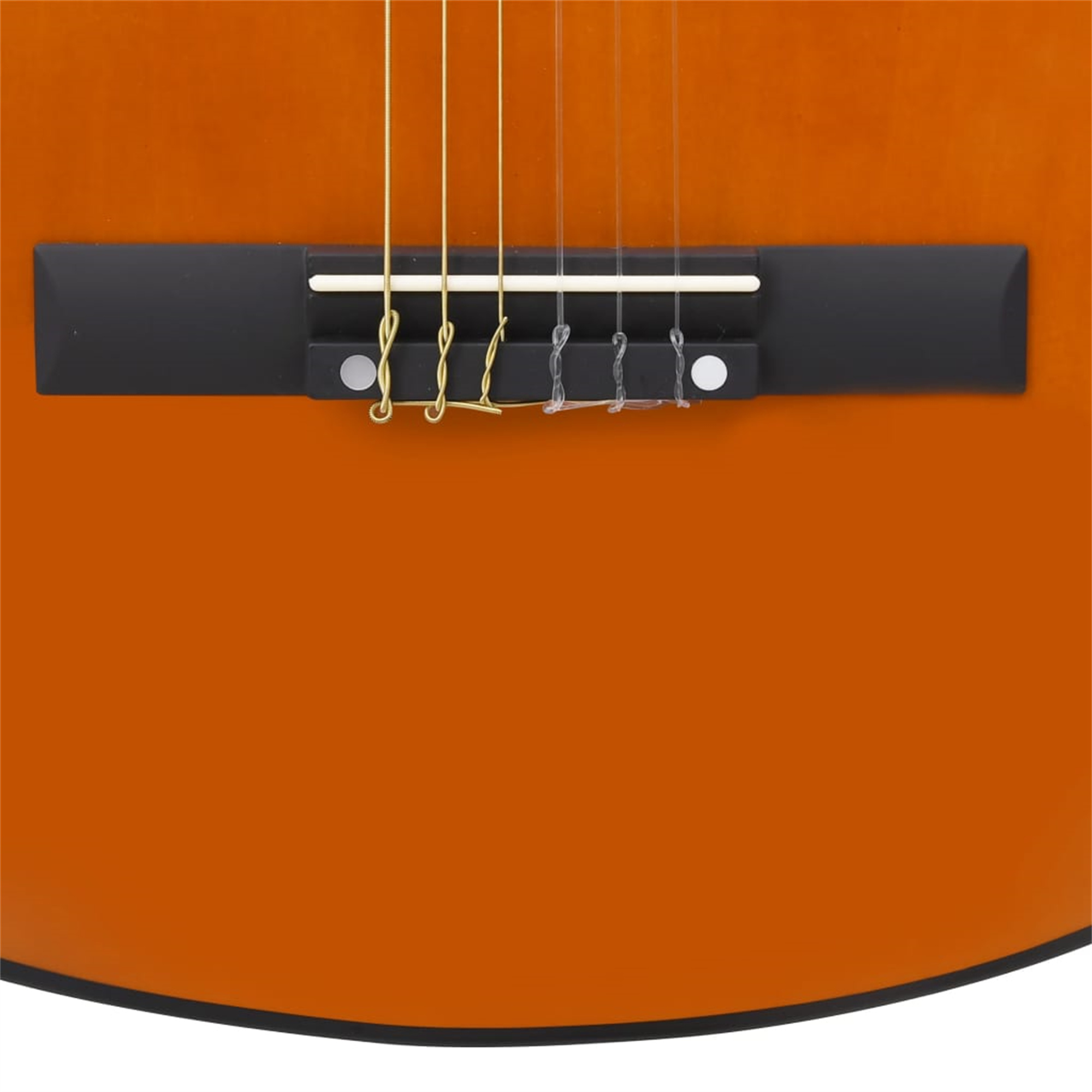 Nahaufnahme einer klassischen Gitarrenbrücke, Saiten und ein Teil des orangefarbenen Korpus.