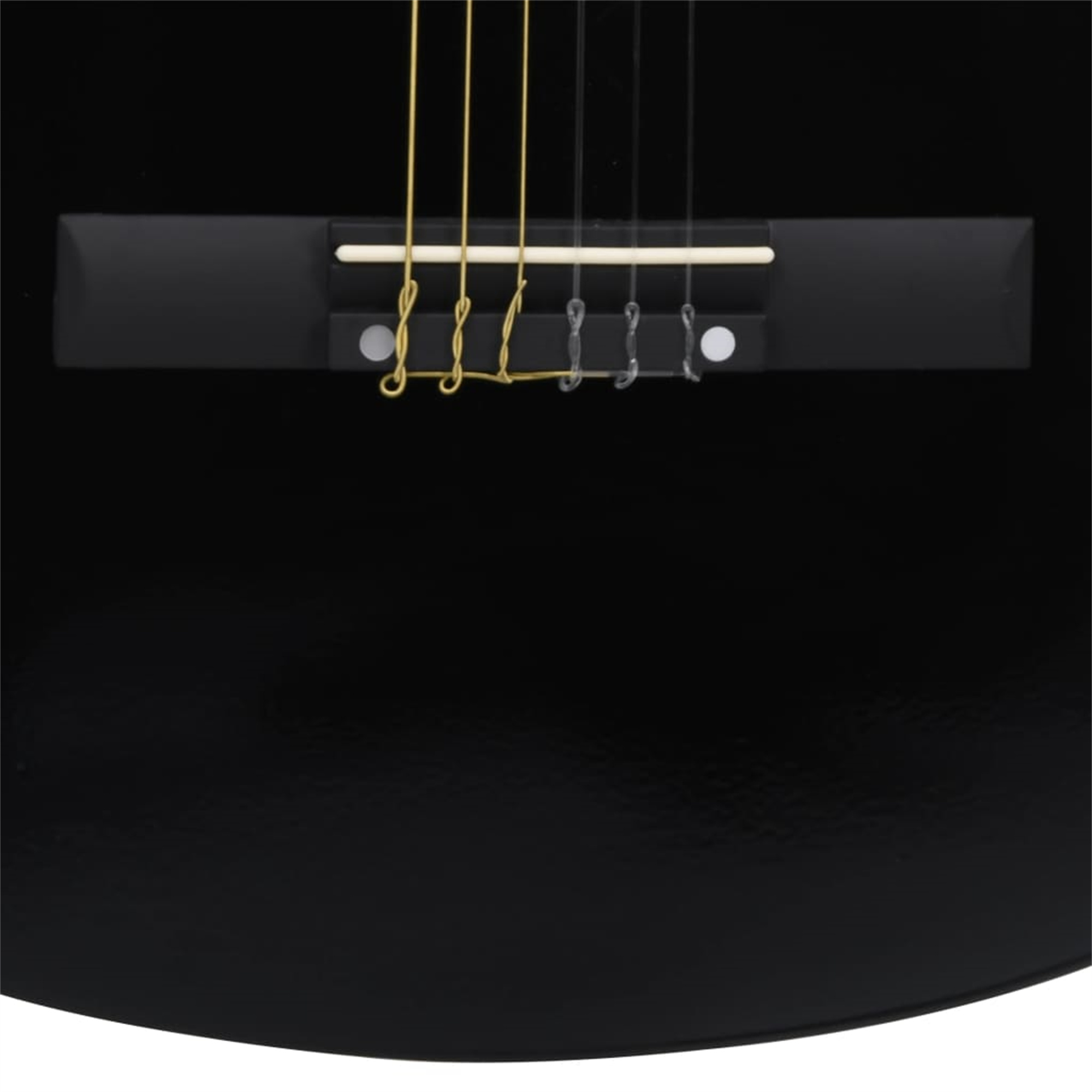 Schwarzer Steg einer Akustikgitarre mit Saiten. Schwarzer Hintergrund.
