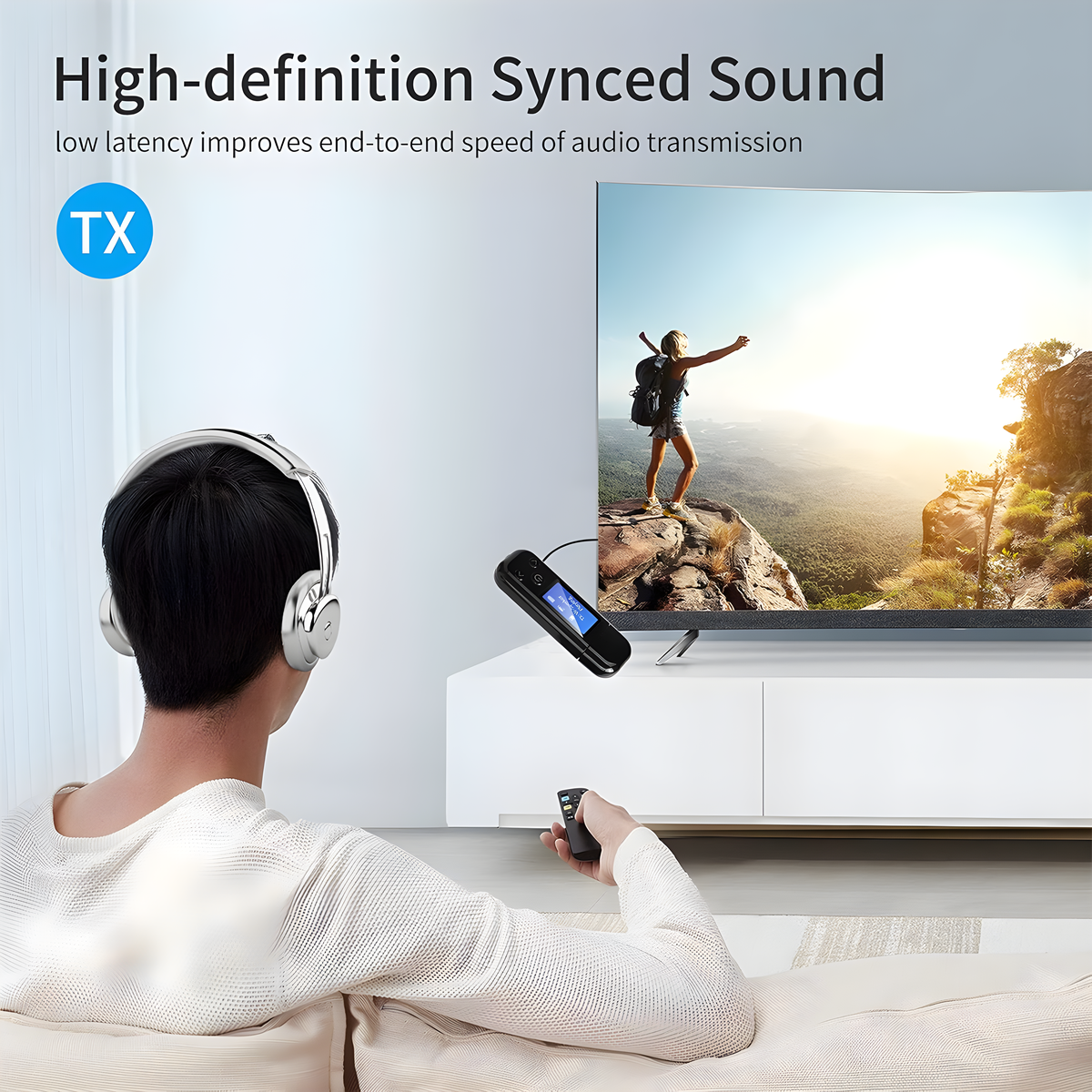 Mann mit Kopfhörern, der einen Fernseher betrachtet. Audioübertragung mit geringer Latenz.