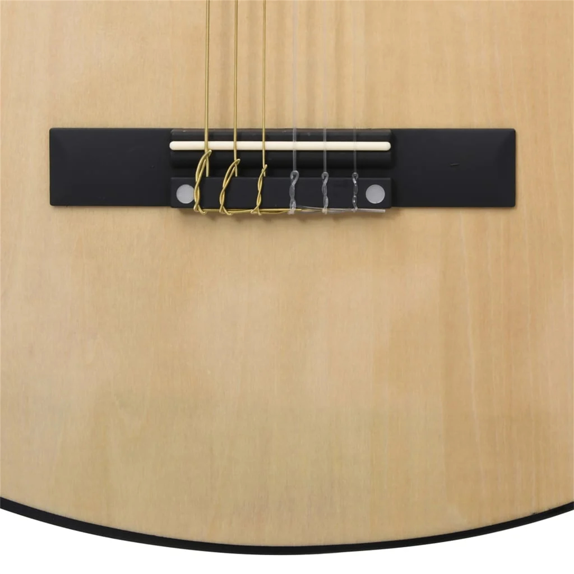 Nahaufnahme einer Gitarrenbrücke mit Saiten und einem Holzkörper.