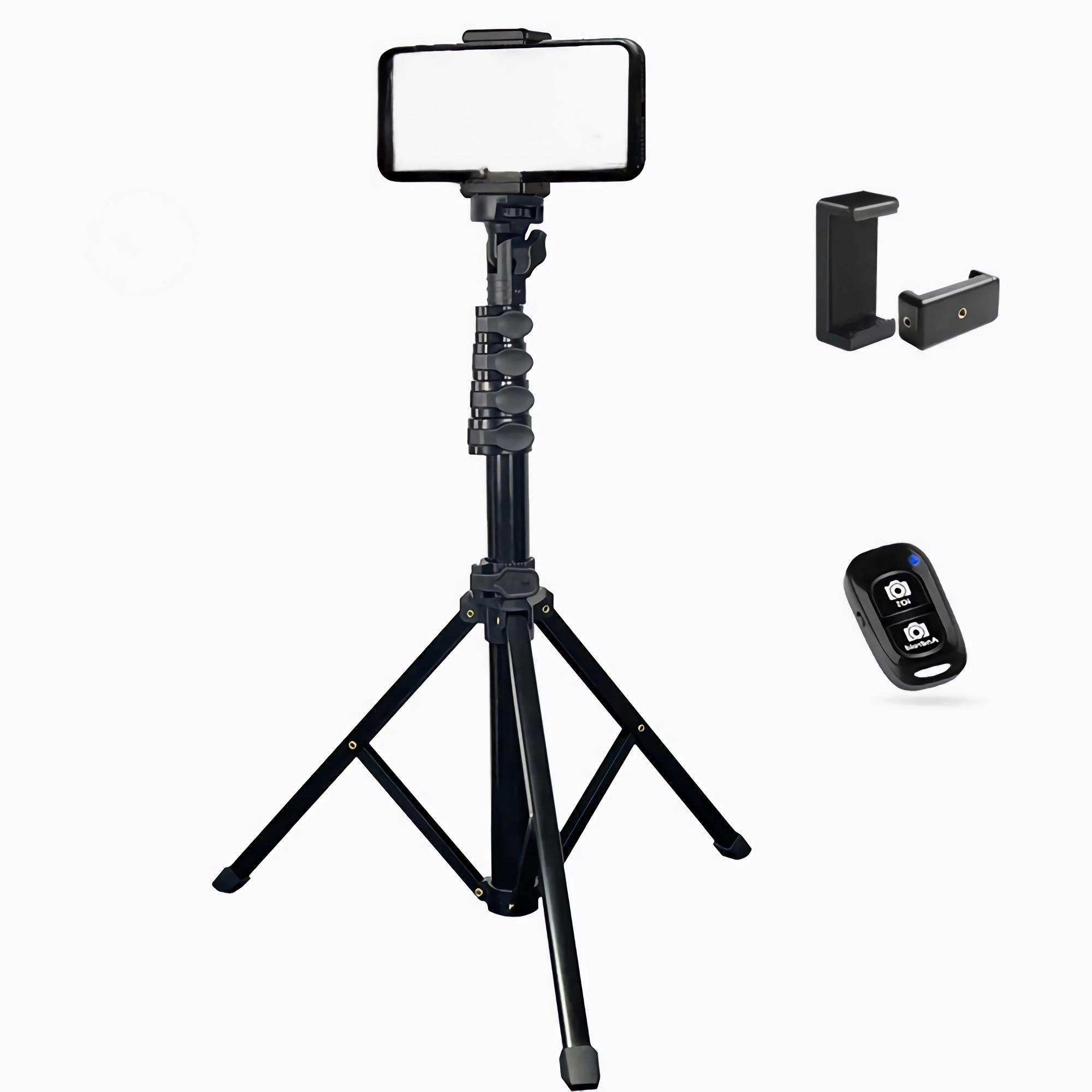 Ein schwarzes Stativ mit Telefonhalter und Fernbedienung. Telefonhalter und Fernbedienung separat gezeigt.