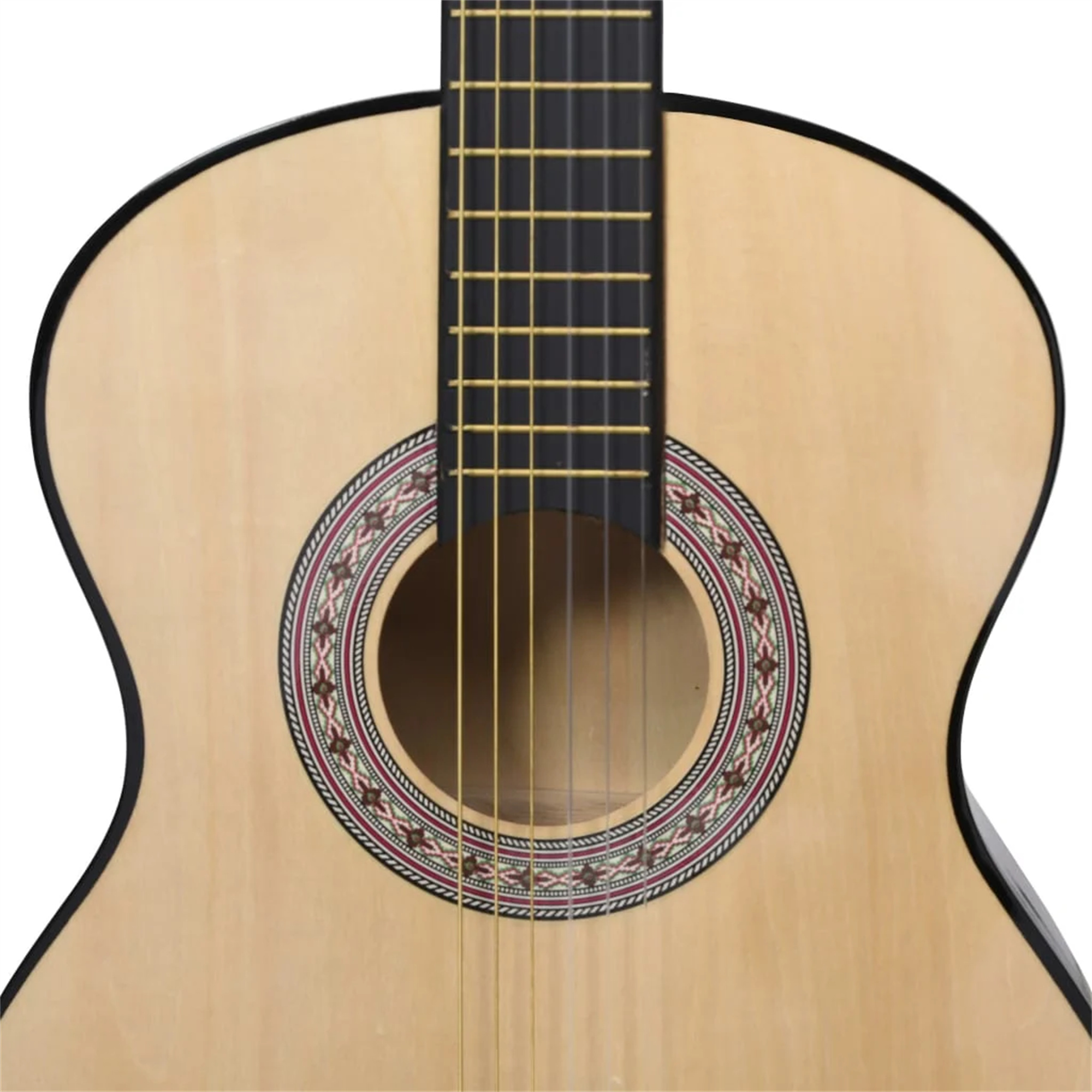 Nahaufnahme einer akustischen Gitarre aus Holz mit schwarzem Umriss und Saiten.