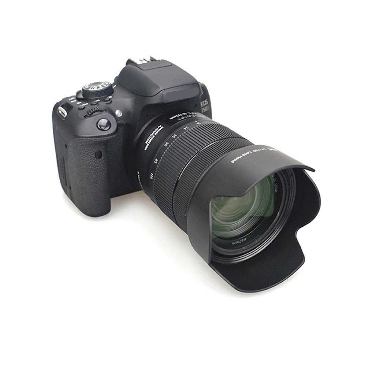 Eine schwarze DSLR-Kamera mit angesetztem Zoomobjektiv. Das Objektiv hat eine Sonnenblende.