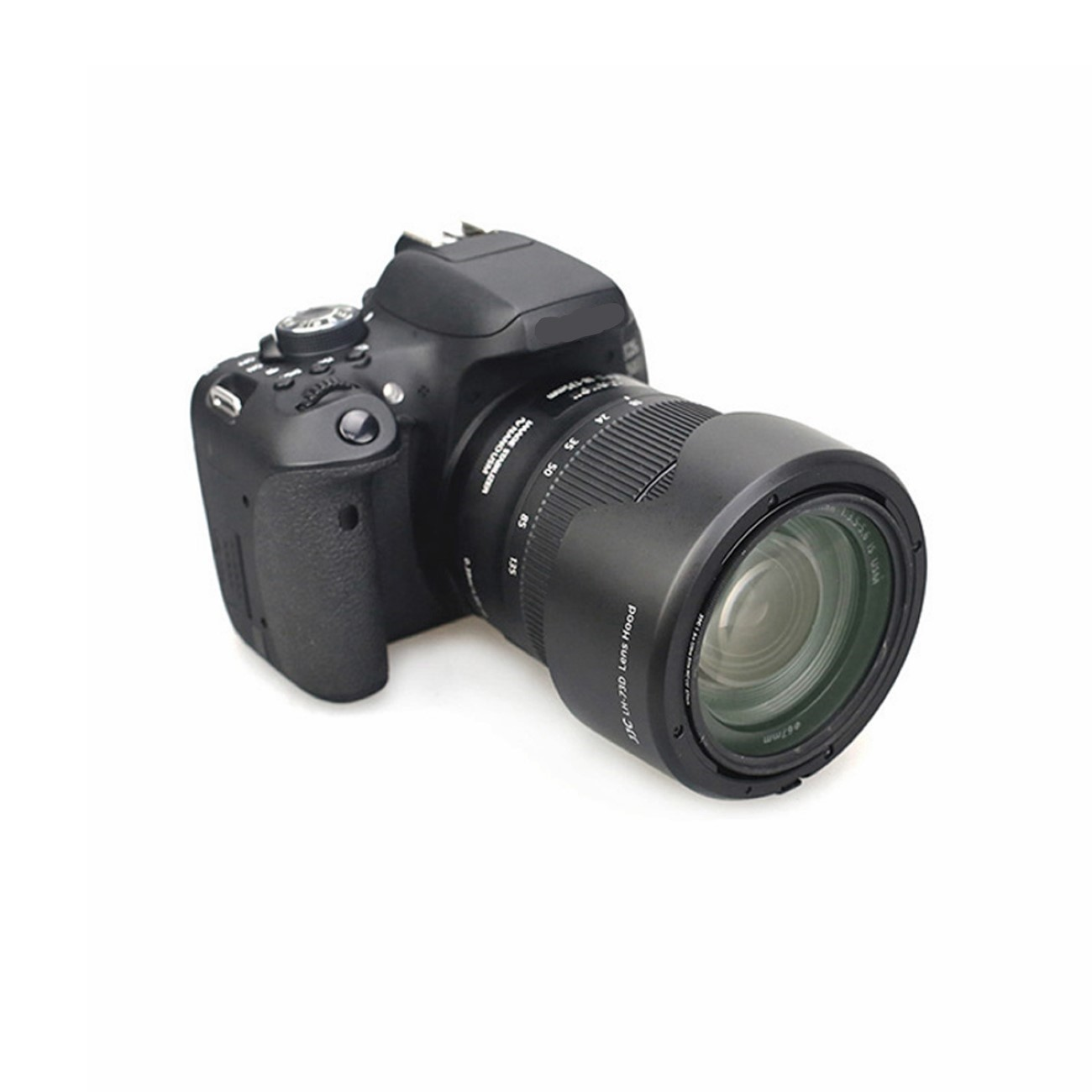 Schwarze DSLR-Kamera mit Objektiv. Sie ist auf weißem Hintergrund angewinkelt. Das Objektiv hat Markierungen.